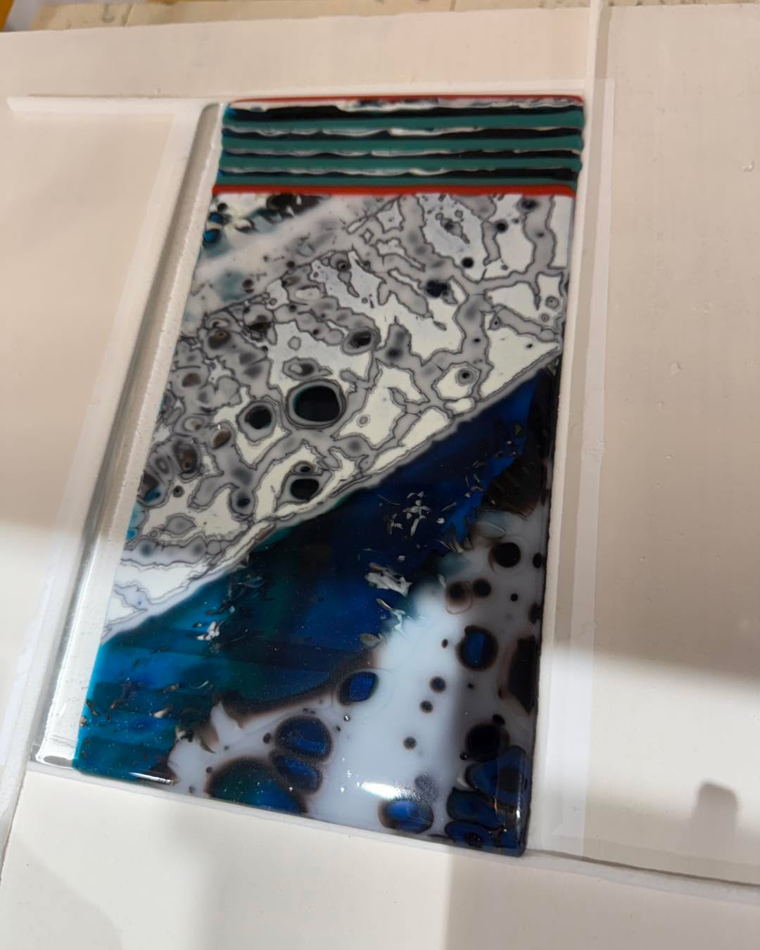 Transforming a flat fused piece of glass to a vessel at roll up class with Scott Chaseling at Brenda Page studio and Maureen Williams hot
shop. Scott let me have a go at a couple of things but he did the blowing. Great fun and wonderful technique.