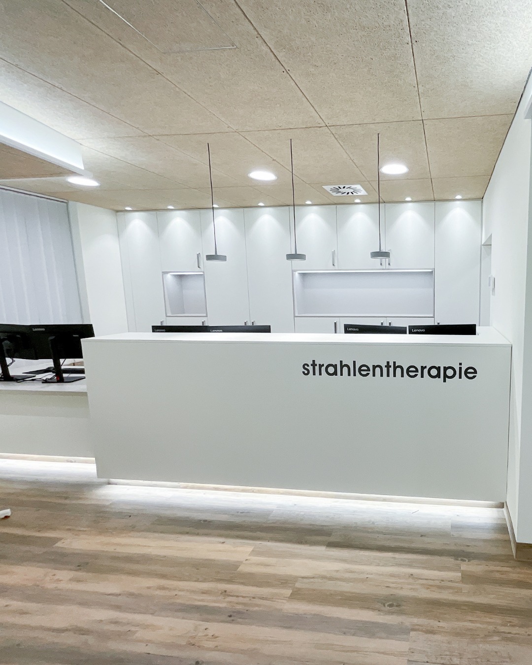 Nach der guten Zusammenarbeit der letzten Projekte, durften wir jetzt auch die Strahlentherapie im @klinikum_neumarkt einrichten.🏥
Unsere Leistungen im Überblick:
- Maßgefertigte Empfangstheke
- Einrichtung der Vorzone bzw. des Wartebereich
- Integration einer indirekten Beleuchtung für angenehmes Raumklima
- Höhenverstellbare Schreibtische für ergonomisches Arbeiten
Wir freuen uns, auch bei diesem Projekt zur modernen und freundlichen Atmosphäre beigetragen zu haben.
Architekt: Greb Architekt
#SchreinereiWerthammer #Innenausbau #Gesundheitsbau #Schreinerhandwerk #Linearbeschleuniger #MedizinischeEinrichtung #Projektreferenz #Funktionsräume #KlinikumEinrichtung #KlinikumNeumarkt #Neumarkt #Oberpfalz