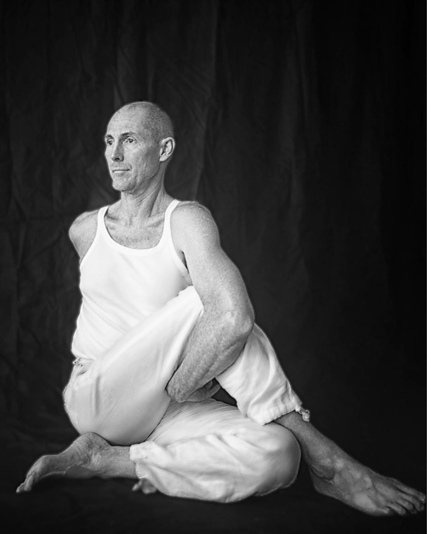 HATHA Yoga - etwas mehr Klarheit für diesen komplexen Begriff bitte!!!
Ok, also: der Begriff HATHA YOGA hat 2 grundsätzliche Bedeutungen:
1. ist Hatha Yoga ein spezieller YOGAWEG der uns durch körperliche Praxis dem Zustand der Einheit, bzw. der Erlösung vom Leiden, näher bringt. Er wird auch der "anstrengende Weg" genannt. Und diesem Weg folgen wir alle die wir Asanas üben, egal ob Vinyasa, Kundalini, etc
2. hat sich im modernen Yoga der Hatha Yoga als ein eigener YOGASTIL herausgebildet. Im Gegensatz nämlich zum Vinyasa Yoga, in dem die Asanas in Bewegungssequenzen geübt werden, werden hier die Haltungen einzeln geübt, meist länger gehalten und genau ausgerichtet.
So, das erst mal nur zur Unterscheidung, inhaltlich gibt es zu diesem Thema Unmengen an Bücher - und es lohnt sich da rein zu schauen ;-))))