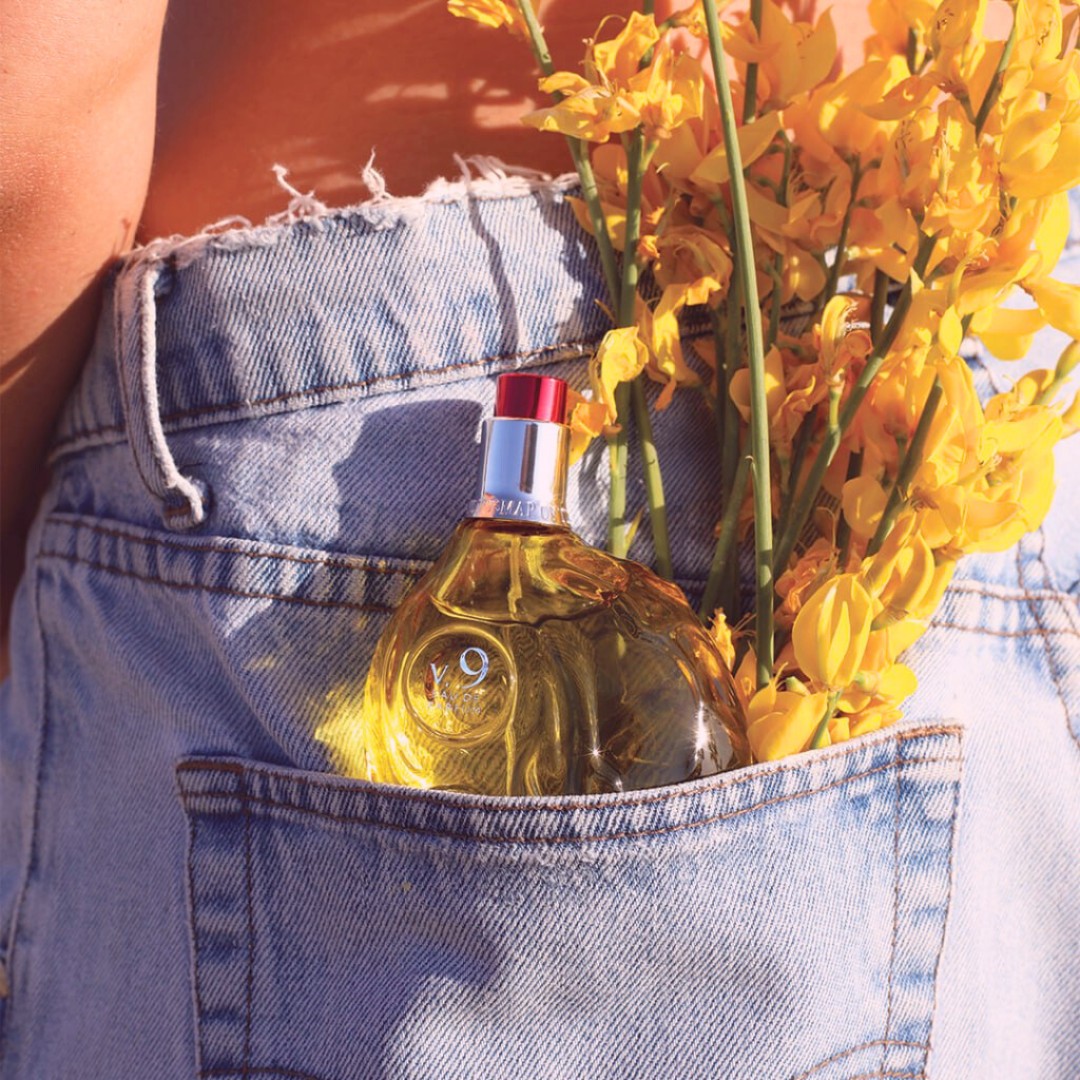 đđ đđđđđđ - đ§đšđŻđąđĂ đ©đđ« đđđ© đšđ đđĄđ đđđđ«đ
CâĂš un momento in cui il cuore si apre, gli occhi si illuminano e il mondo sembra nuovo.
đđ đđšđ§đđđ« Ăš quel momento. Ă stupore che si sprigiona come luce sulla pelle.
Si apre con un lampo di bergamotto, mandarino e pepe Timut.
Fiorisce in un cuore solare di osmanto, mimosa e ylang ylang.
Si adagia su una base legnosa e spirituale di sandalo australiano, palo santo e quercia COâ.
Frutto della sinergia creativa di due donne straordinarie â Nisrine Bouazzaoui Grillie e AmĂ©lie Jacquin â e potenziato dalla tecnologia brevettata VivaScentzâą, questo profumo Ăš pensato per farci sentire piĂč positivi, equilibrati e profondamente positivi.
Un viaggio olfattivo che comincia con la meraviglia.
E che non finisce mai.
đ Map of the Heart is the heartbeat of scent.
#V9Wonder #MapOfTheHeart #NewFragrance #FragranceWithEmotion #NichePerfume #JoyInABottle #ProfumeriaArtistica #WellbeingScent