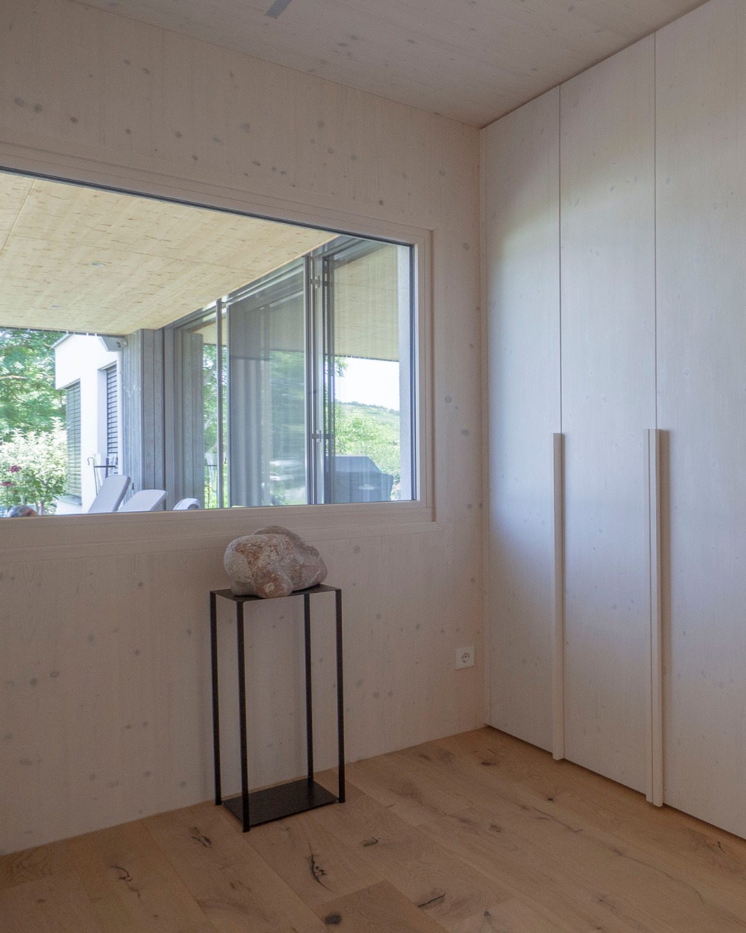 Garderobe mit Ausblick.
Diese Garderobenlösung zeigt, wie Stauraum und Tageslicht zusammenwirken können:
Die raumhohen Schränke fügen sich ruhig in die Wandfläche ein, das angrenzende Fenster bringt Leichtigkeit in den funktionalen Bereich.
So entsteht ein ausgewogener Raum – offen, aber strukturiert.