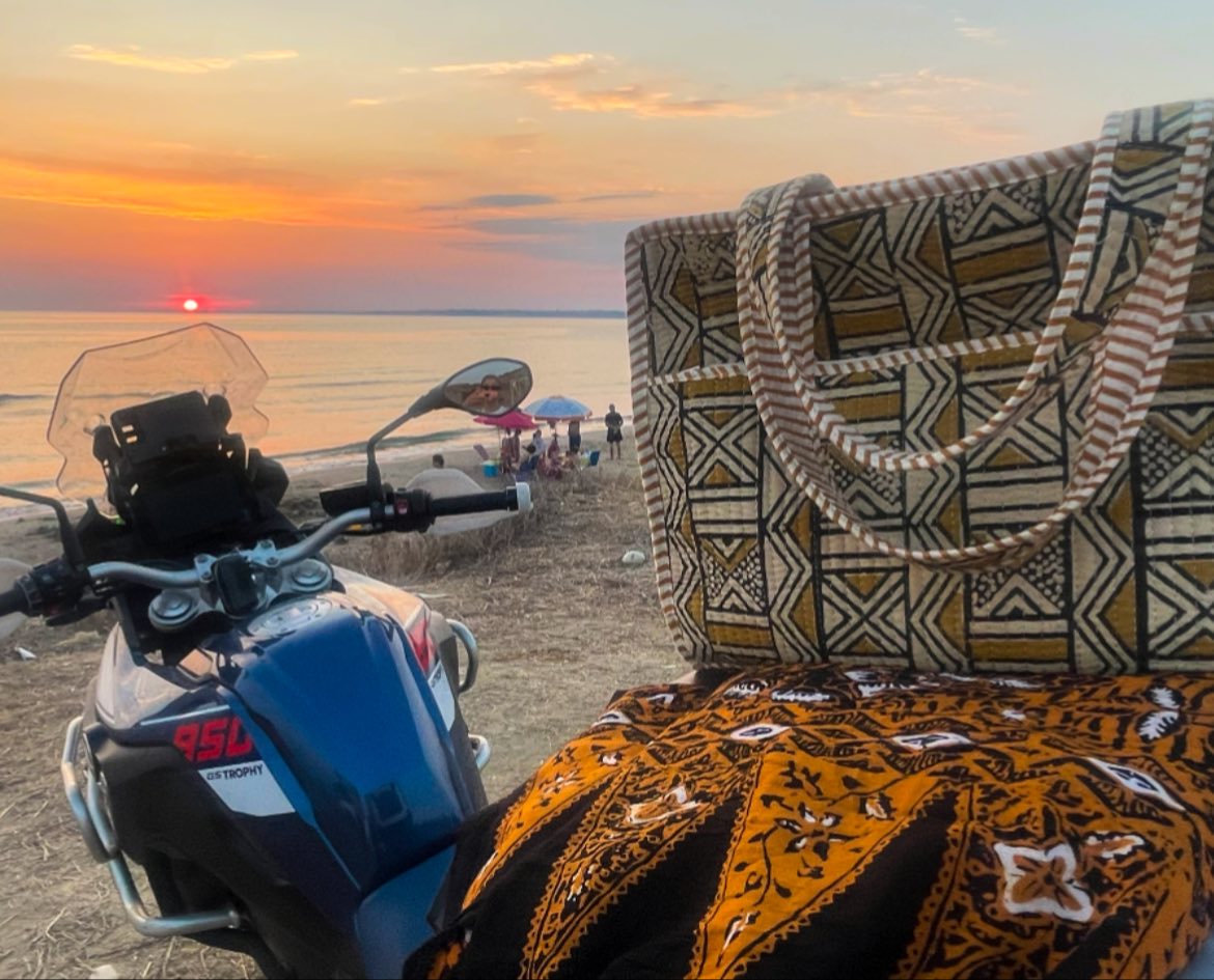 🐚🔥🦋🧘🏼♀️ BUON FERRAGOSTO 🧘🏼♀️🦋🔥🐚
Al passaggio di una mente creativa, solo la polvere rimane, volgare imitazione della bellezza 👋💋
“L’ argento vivo addosso” è originalità che ci mette la firma 🌀✍️ Bindu Atelier
La nostra borsa ed il pareo Safari sono pezzi unici disponibili presso Bindu Atelier.
Chiama 393 054 4033
inprimopiano
#travel #leisure #design #bmwlifestyle #collection #healthylifestyle #summervibes #fashionweek #freedom #bag #luxury #boho
#sciacca #yoga #atelier #naturephotography