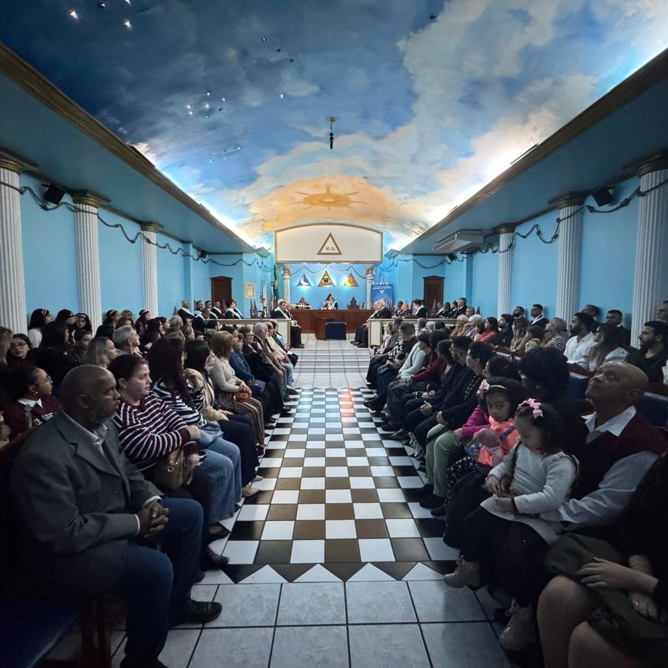 Eminente Grão-Mestre do GOB-SP Irmão Ruberval Ramos Castello entrega Comenda da Ordem do Mérito D. Pedro I ao Sapientíssimo Irmão José Ferreira de Freitas, da ARLS Cidade de Santos
No dia 07 de agosto de 2025, a ARLS Cidade de Santos, Oriente de Santos, São Paulo, realizou Sessão Magna pública, com a participação das sobrinhas do Bethel 06 - Santos, que realizaram uma emocionante apresentação em comemoração do Dia dos Pais.
Em clima de profunda fraternidade, o Eminente Grão-Mestre do GOB-SP Irmão Ruberval Ramos Castello, juntamente com o Venerável Mestre Tiago Ceccacci, entregou a Comenda da Ordem do Mérito D. Pedro I, honraria que representa a mais alta distinção concedida pelo Grande Oriente do Brasil ao Obreiro que completa 47 anos de efetiva e ininterrupta atividade maçônica, ao Sapientíssimo Irmão José Ferreira de Freitas CIM 139521.