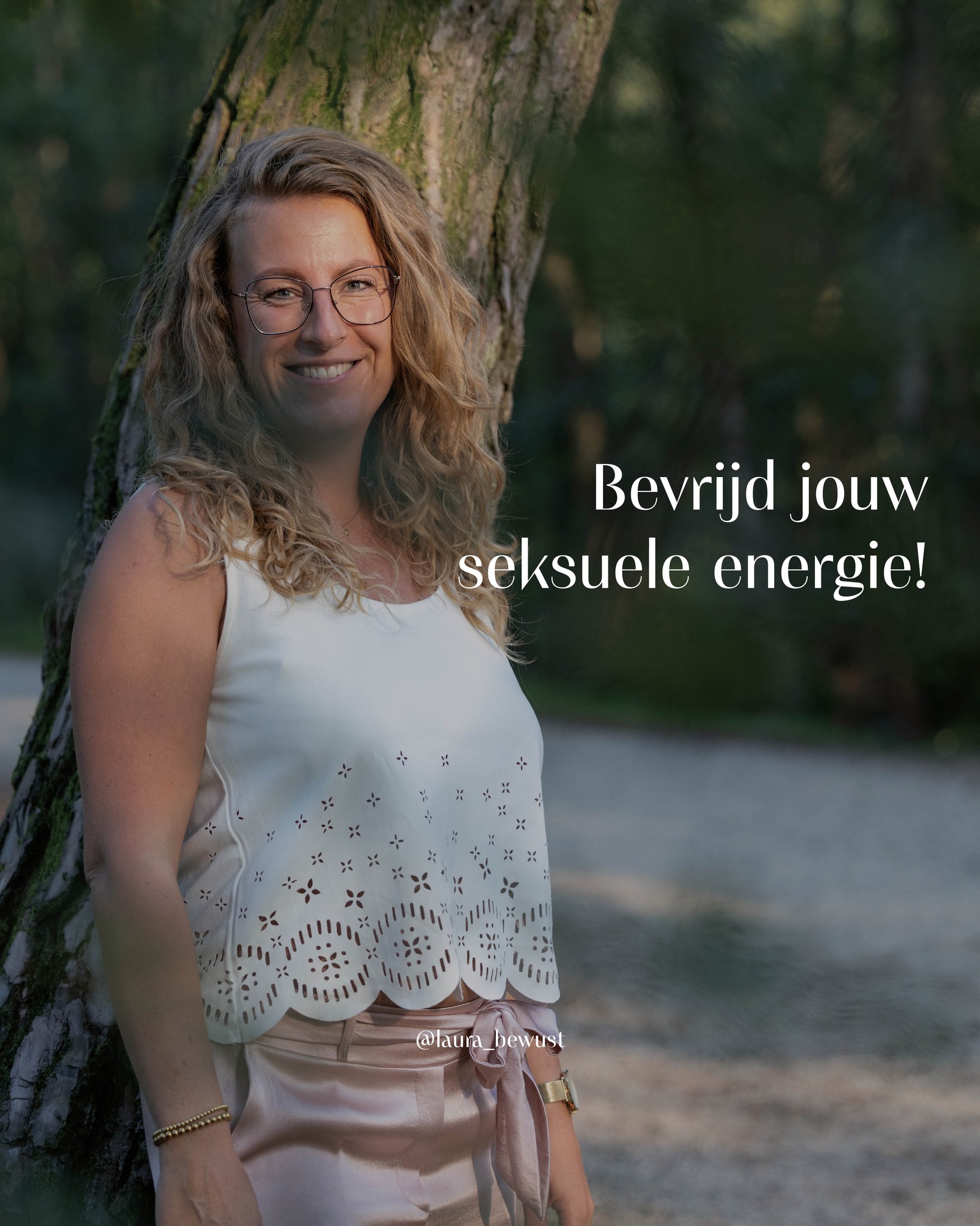 Jouw seksuele energie is zoveel meer dan seks. Het is je levensenergie. Het vuur dat alles in beweging zet – van creativiteit en passie tot diepe verbinding met jezelf en anderen. 🔥💫
Wanneer deze energie vrij stroomt, voel je je levendig, zelfverzekerd en moeiteloos aanwezig in het moment. Maar als ze wordt geblokkeerd, merk je dat aan terughoudendheid, schaamte, een gevoel van gemis… misschien zelfs het idee dat je niet helemaal jezelf kunt zijn.
Veel van die blokkades hebben niets te maken met ‘of je het wel goed doet in bed’. Vaak liggen ze veel dieper: oude ervaringen, overtuigingen of zelfs onverwerkt trauma uit de familielijn.
Misschien is het vuur bij jou (deels) gedoofd door schaamte, pijn, onderdrukking van vrouwelijke energie, verlies of misbruik – soms generaties terug.
Tijdens de online groepssessie seksuele energie op maandag 13 oktober begeleid ik jou naar je onderbewustzijn. We gaan samen op zoek naar oude, blokkades en ervaringen die jouw seksuele energie blokkeren of beperken, zodat jouw innerlijke vuur weer vrij kan stromen.
💗 Je brengt je mannelijke en vrouwelijke energie in balans
🔥 Je zet jouw vuur aan
💫 Je maakt van jouw sensualiteit je superpower
En dit alles in een veilige, anonieme setting – gewoon vanuit jouw eigen fijne plek.
Je hoeft niet seksueel actief te zijn om de effecten te voelen. Want het gaat hier niet alleen om seks, maar om jouw pure levensenergie.
Na deze sessie voel je meer verbinding met jezelf, je lichaam, je omgeving en je (toekomstige) partner.
Je wordt creatiever, krachtiger en je zelfvertrouwen krijgt een boost.
Je gaat niet alleen meer genieten van intimiteit, maar ook van het leven zelf.
Meld jij je aan vóór 28 september? Dan betaal je slechts €69. (Daarna €89).
Kun je er niet live bij zijn? Iedereen die zich aanmeldt ontvangt de opname, die nog 6 dagen terug te luisteren is.
Hoog tijd om jouw seksuele energie weer tot in de puurste vorm uit te nodigen in je leven! 🫦🔥🌶️
👉 Vorig jaar was deze sessie in rap tempo uitverkocht. Wil je hierbij zijn? Meld je dan NU alvast aan via de link in mijn bio.