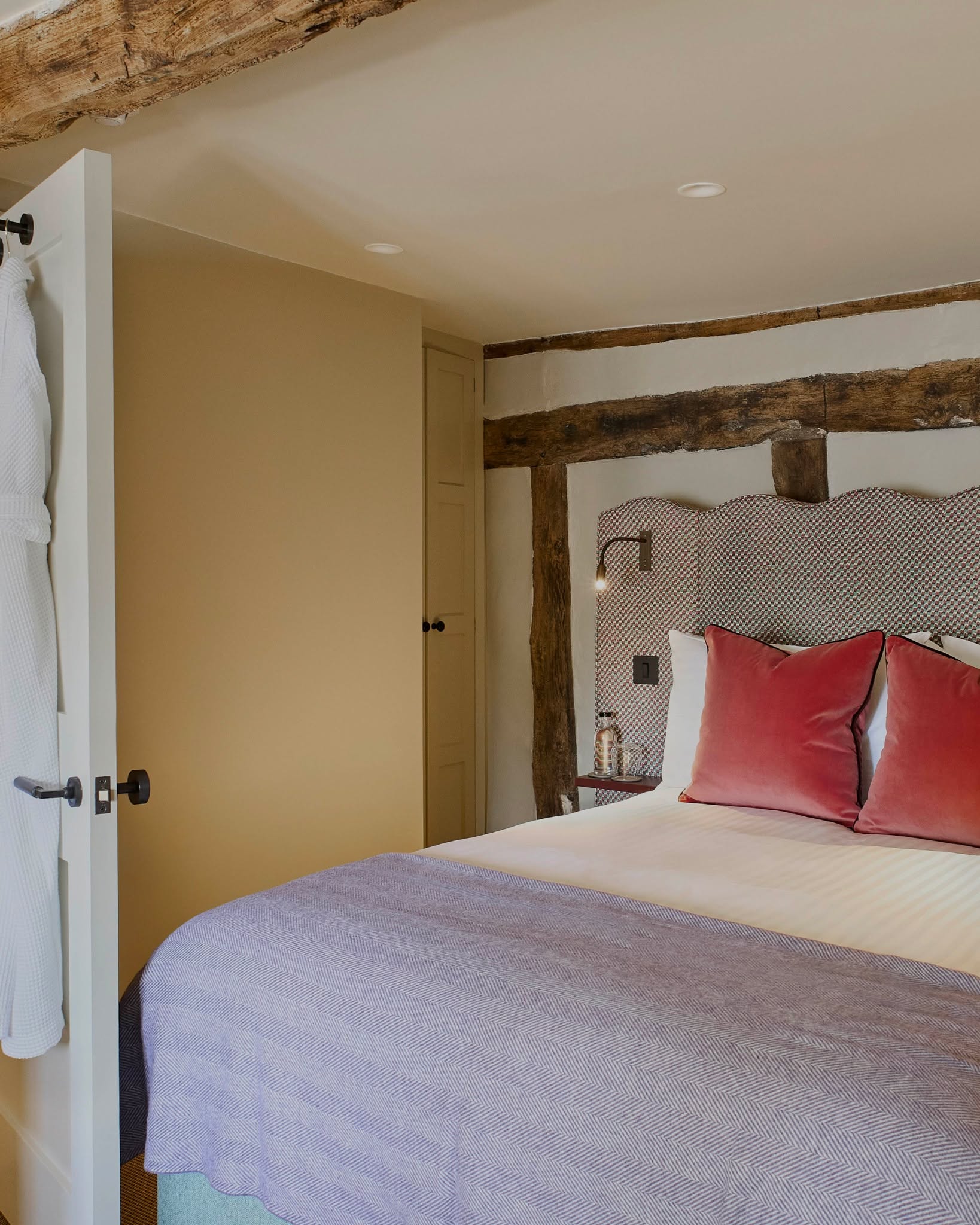 Step inside a cosy retreat where Cotswold charm and unique details come together to make every stay special. Your perfect escape awaits. 🛏️✨
#HouseOfGeorge #CotswoldsFlavours #SeasonalEats #BroadwayUK #TasteCotswolds #CotswoldDining