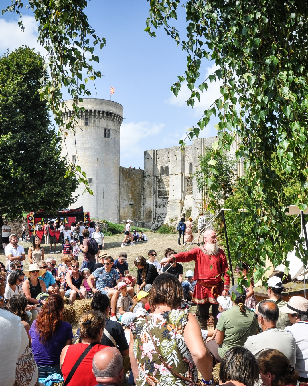 🔥 𝗥𝗲𝘁𝗼𝘂𝗿 𝘀𝘂𝗿 𝘂𝗻 𝘄𝗲𝗲𝗸-𝗲𝗻𝗱 𝗿𝗶𝗰𝗵𝗲 𝗲𝗻 𝗲𝗺𝗼𝘁𝗶𝗼𝗻𝘀 !
Merci à toutes les compagnies, artistes et exposants qui ont fait vibrer les Médiévales de Falaise. Ambiance, spectacles, marché, animations…
vous avez été formidables !
𝗢𝗻 𝘀𝗲 𝗱𝗼𝗻𝗻𝗲 𝗿𝗲𝗻𝗱𝗲𝘇-𝘃𝗼𝘂𝘀 𝗹𝗲𝘀 𝟴 𝗲𝘁 𝟵 𝗮𝗼𝘂𝘁 𝟮𝟬𝟮𝟲 !
📸 Revivez les temps forts en images 👇
#medievalesdefalaise #MarchéMédiéval #AmbianceUnique