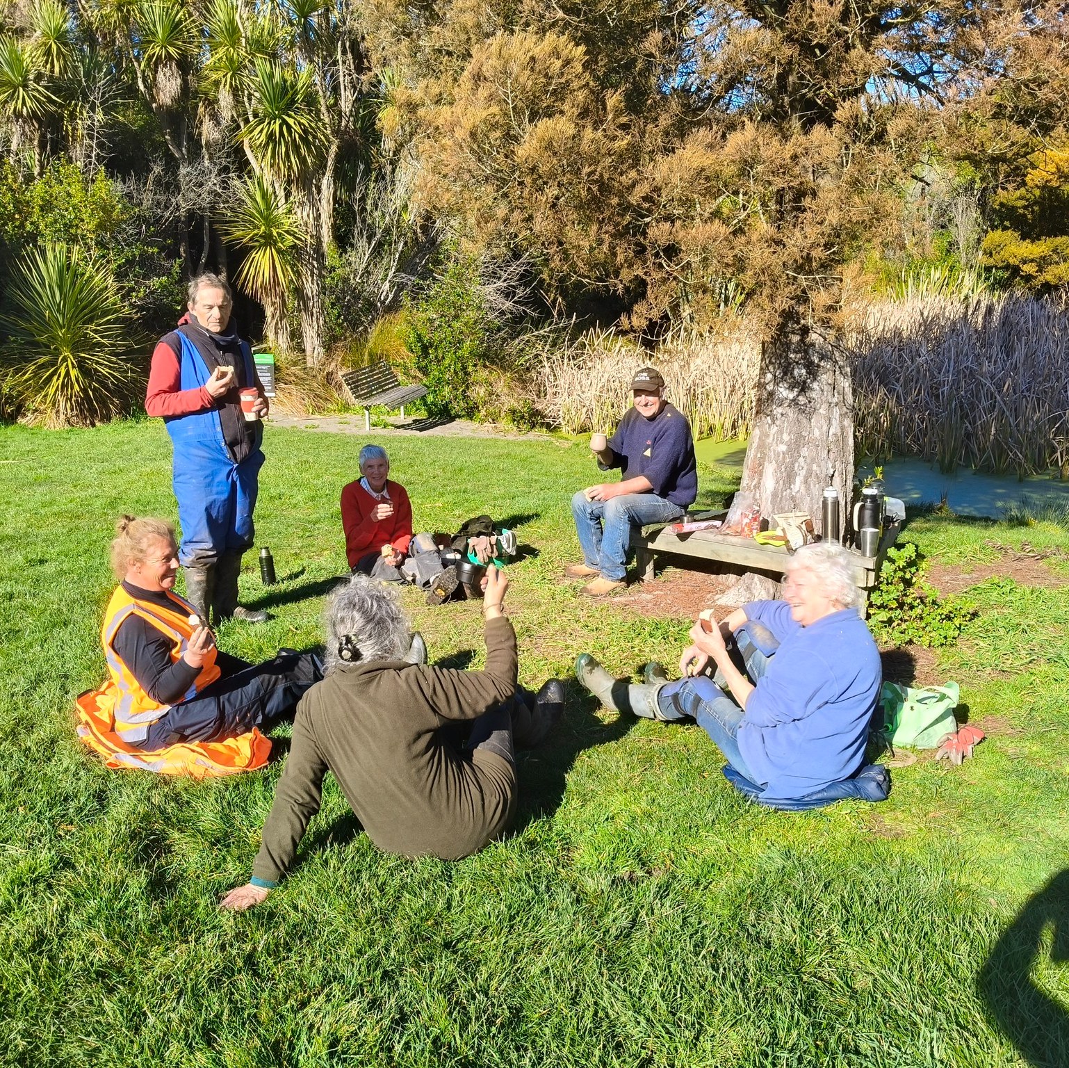 Beautiful frosty start to the day. As well as ivy, the Matawai Park crew tackled honeysuckle that was up to the neck of some cabbage trees. Much harder going than ivy but well worth it. And we had a nice visit from the WDC ranger Kimberley at morning tea.
#waimakariridistrictcouncil #keeprangiorabeautiful #pestfreewaimakariri