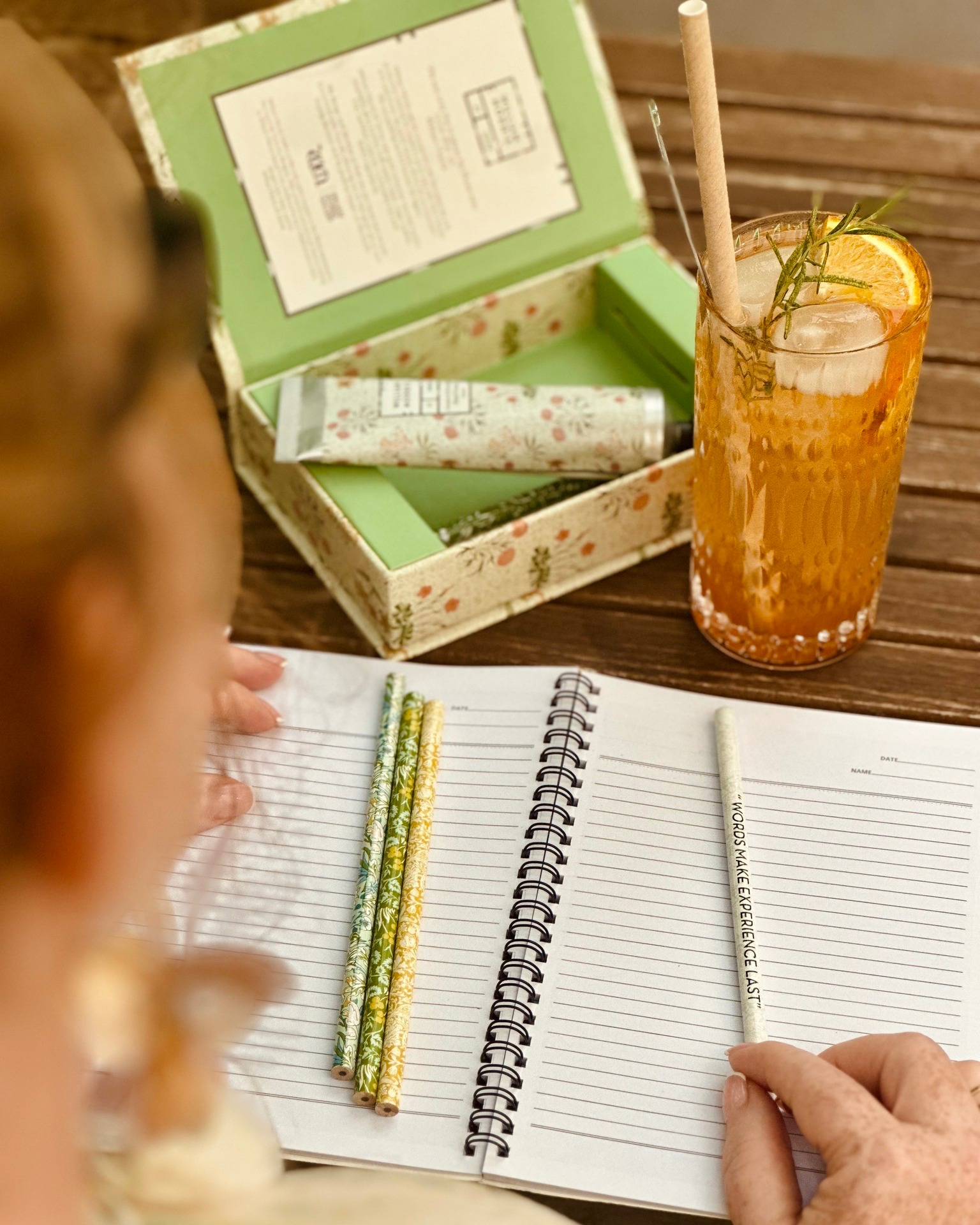 KDYŽ ANI SPRCHA NEPOMŮŽE A K VODĚ JE DALEKO 💦
... čůrky potu po čele... zpocený záda... a než vylezete ze sprchy už jste zase mokrý...
Přijďte se k nám schovat před rozpáleným velkoměstem 🌞
Naše klidová zahrádka ve vnitrobloku plná kytek vám poskytne malý úkryt 🌳
Možná právě to teď potřebujete nejvíc 💧
📍 Balbínova 27, Praha 2
#kristies #vedro #osvezeni #praha