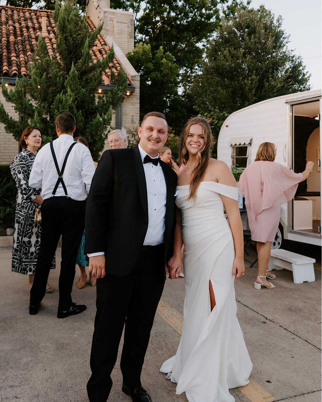 The Photobago made it out to the infamous @joetgarcias_ a couple weekends ago to celebrate an incredible couple @brylynlea10 and @natalielynnlea ! The party was a HIT and the food was delish 😋 #fortworthtexas #photoboothrental #enchiladas
📸- @emmacatemcnewphotography