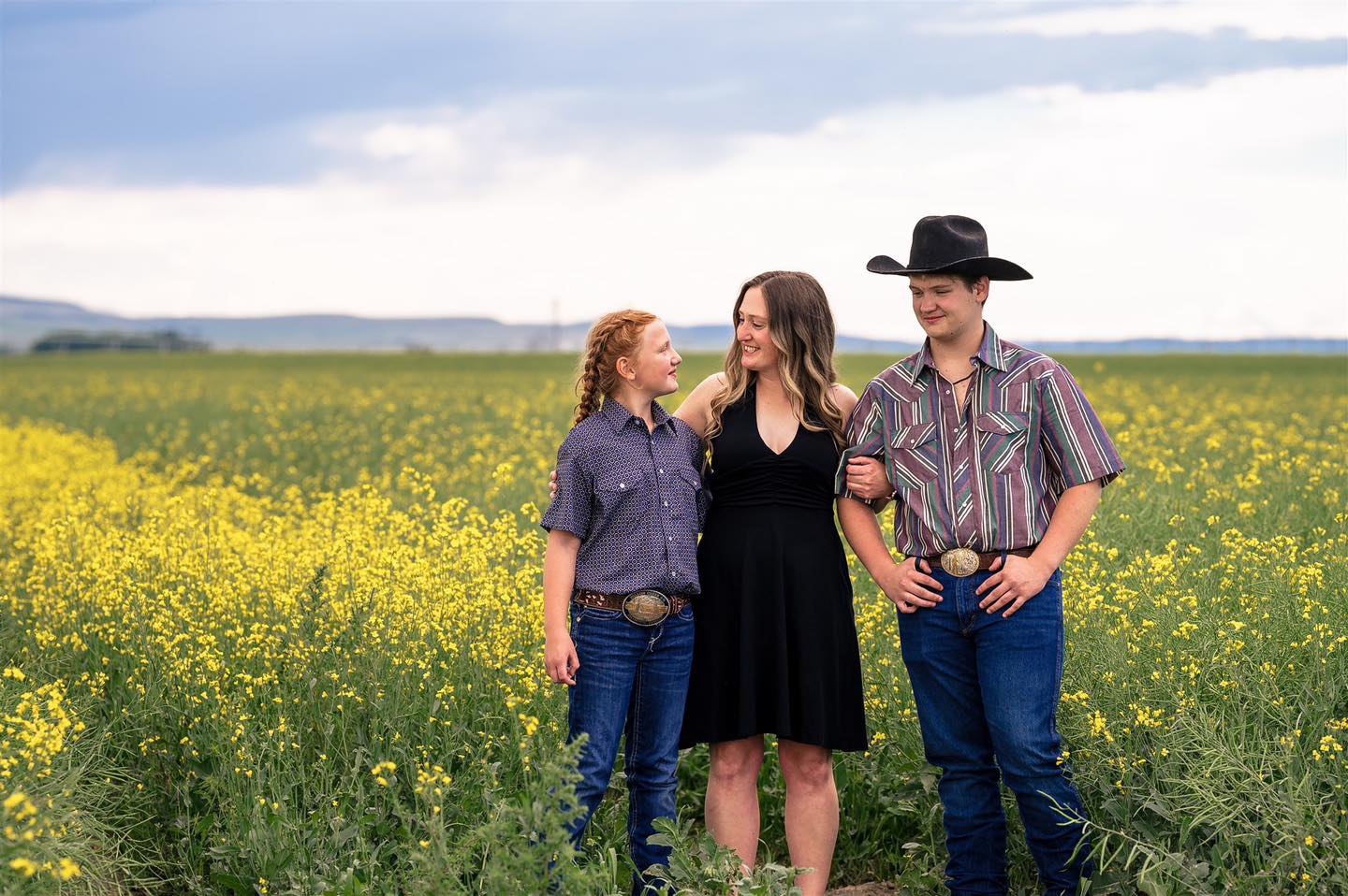 Fall is just around the corner! 🍁 My calendar fills up quickly with families wanting those gorgeous autumn colors in their photos. If you’ve been thinking about booking a session, now is the time! Secure your spot early and let’s capture the beauty of the season together. ✨
#FallVibes #AutumnAesthetic #FallFeels #FallMagic #FallPhotography #FamilyPhotoshoot #CandidFamilyPhotos #PhotographerLife #CaptureTheMoment #GoldenHourGlow #FallPortraits #CozySeason #BookYourSession #MeganKelseyPhotography