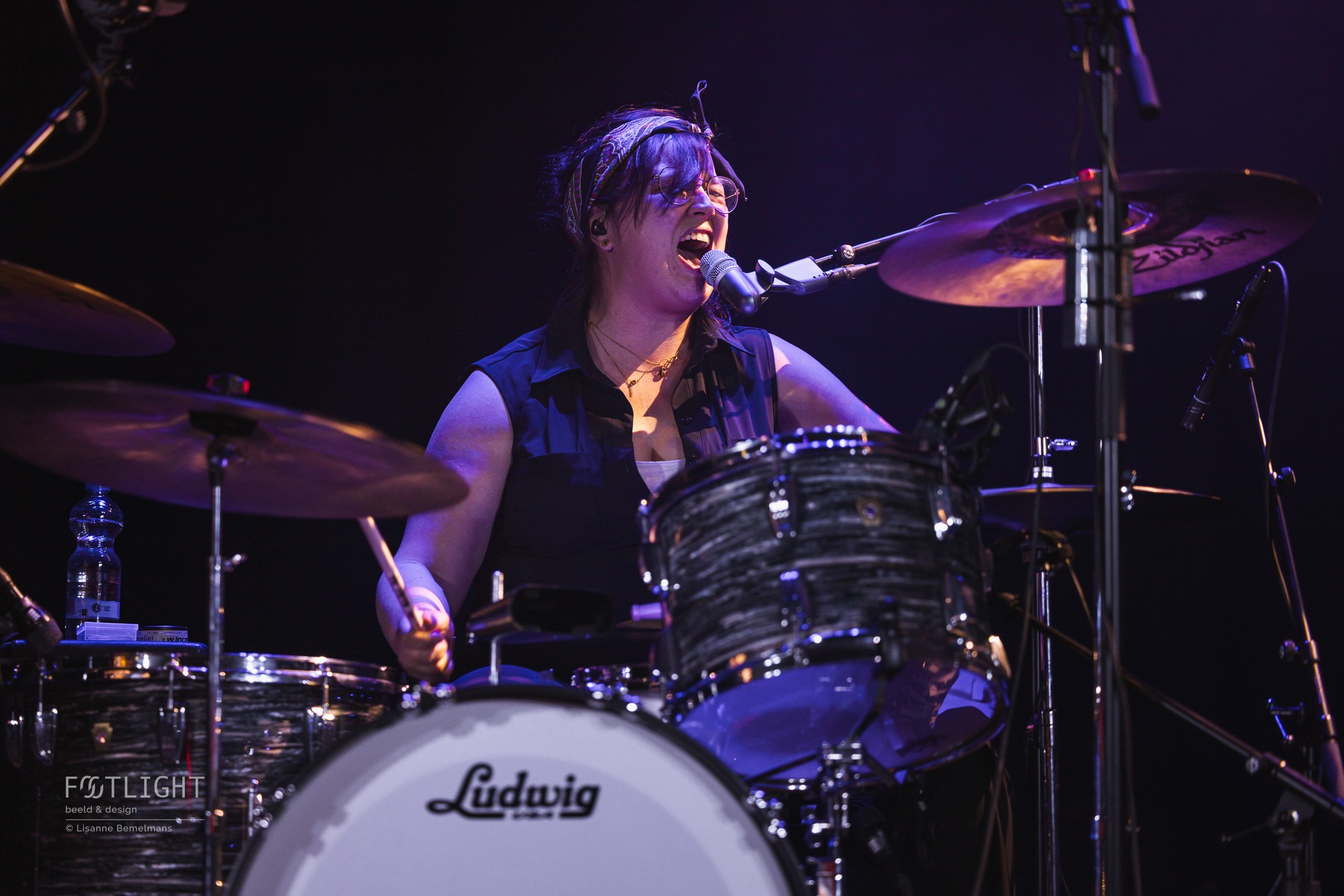 Goede foto’s zijn niet genoeg. Ik selecteer alleen de beelden die kippenvel geven.
Wanneer ik fotografeer, ben ik op een missie. Niet zomaar klikken, maar jagen op dat ene magische moment.
Het shot waarvan ik op locatie voel: Dit is ‘m.
Soms moet ik door tientallen ‘goede maar niet magische’ foto’s heen. Ik verander mijn standpunt, zoek nieuwe hoeken, speel met licht en compositie. Net zolang tot ik dat moment vang.
Want een foto kan technisch perfect zijn, maar als hij geen verhaal vertelt, geen emotie raakt… dan haalt hij mijn selectie niet.
Ik lever alleen de beelden die je opnieuw dat moment laten beleven. Die je laten voelen dat je er wás.
Raad eens hoeveel foto’s ik maakte, voordat ik deze uitkoos 😉