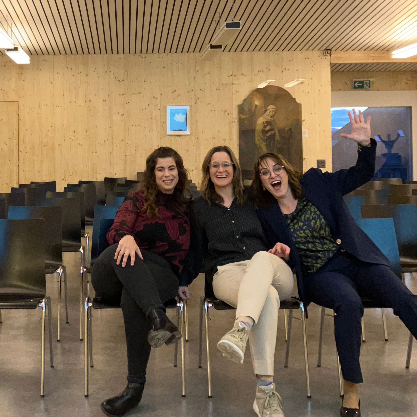 Frauen Netzwerk-Treff in Buttisholz
Am Freitag ist es wieder so weit: eine Top-Gelegenheit für Unternehmerinnen – und alle, die es werden möchten.
Ich freue mich auf spannende Begegnungen, inspirierenden Austausch – und ja, ich habe auch diesmal wieder spannende Fragen für euch in petto.
Auf Bild das OK des Anlasses: @nicoleachermann_dir_mit_mk, @Nicole Achermann-Grüter sowie @coaching_federleicht
👉 Sei dabei und lass dich inspirieren (Link in Bio)
#frauennetzwerk #buttisholz #unternehmerinnen #netzwerktreffen #austausch #inspiration #community #laveda #selbstständigefrauen #frauenpower