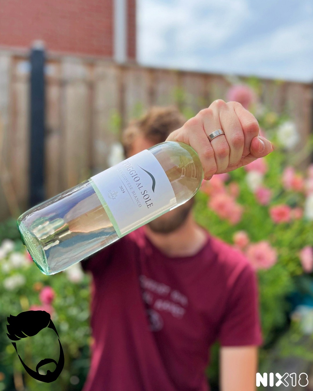 Sangiovese Bianco, Poggio al Sole, Toscane, Italië
Kleur? Welke kleur? Wij moesten even 3x kijken naar deze wijn, want zó licht hebben we nog nooit gezien 🔍
We blijven nog even in zonovergoten Italië met onze Toscane/Sangiovese themaweek in samenwerking met de @italiaansewijnshop. Recap: rosé, wit en rood van Poggio al Sole, alle drie van 100% Sangiovese! Dus ook deze Bianco wordt van de blauwe Sangiovese druif gemaakt. Uniek! 🍇
Ja, die kleur dus. Anders dan 'kleurloos' kunnen we het eigenlijk niet beschrijven. Zet er een glas water naast en je ziet het verschil niet. Bizar toch, van een blauwe druif?! Dit zet je dus wel volledig op het verkeerde been qua geur en smaak. Want dat is allesbehalve slappe hap!
De geur doet nog rustig aan, met subtiele aroma's van citrus, bloemen en een hint van perzik. Maar dan de smaak... waanzinnig! Sowieso lekker verfrissend, met mooie zuren, maar ook behoorlijk krachtig. Je proeft veel wit fruit zoals peer en perzik, iets mineraligs en een heel zacht en prettig bittertje. De lange en rijke afdronk voelt na een paar slokken bijna warm aan in je mond. Heerlijk om daarna weer een verfrissende slok te nemen! Perfecte borrelwijn voor bij een goedgevulde antipasti plank met Pecorino, olijven en bressaola.
Onze beoordeling: 🍼🍼🍼🍼🍼
Wij kregen 'm van @Italiaansewijnshop. Richtprijs is €12,95
Hoe krijg je nou een kleurloze witte wijn van blauwe druiven? Daar is best wat precisie voor nodig! De druiven worden direct na de oogst voorzichtig geperst en het sap mag niet (of nauwelijks) in aanraking komen met de schilletjes. Daarna volgt fermentatie op lage temperatuur in RVS tanks. Zo blijven de frisse en fruitige aroma’s van de Sangiovese behouden, zónder de tannines en rode kleur. Wij vinden 'm erg geslaagd!
Deze fles is ter beschikking gesteld door de wijnhandel en is geen betaalde reclame.
#sangiovese #wittewijn #toscaansewijn #toscane #chianti #proost #wine #wineenthusiastlife #winefluencer #winelover #wineofinstagram #winestagram #instawine #dewijnvaders #wijn #vaders #prouddad #papa