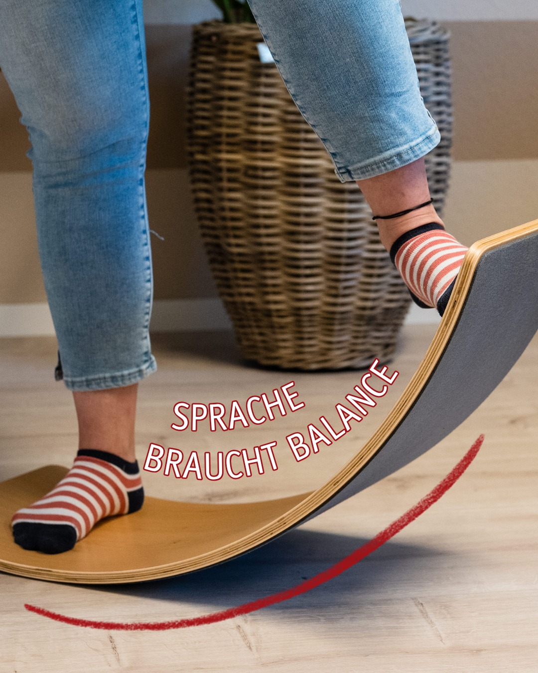 Ob beim Sprechen, Schlucken oder Atmen – unser Körper und unsere Sprache brauchen eines: Balance. 🤍
Viele logopädische Störungsbilder entstehen, wenn dieses Gleichgewicht gestört ist:
→ Die Zunge drückt gegen die Zähne.
→ Die Stimme wird überlastet.
→ Die Sprechmotorik gerät aus dem Takt.
→ Kommunikation fühlt sich anstrengend an.
In der Logopädie helfen wir dabei, genau dieses Gleichgewicht wiederherzustellen – Schritt für Schritt. 👏🏼
Mit gezielten Übungen, viel Einfühlungsvermögen und dem Ziel, dass sich Sprache wieder leicht anfühlt.
🎢 Denn wie auf einer Wippe: Mal braucht es Kraft, mal Feingefühl – aber immer eine gute Mitte.
Ihr möchtet mehr über unsere Arbeit erfahren? Dann folgt uns für Einblicke & Infos aus unserer Praxis! 👋🏼😊
#logopädiepraxis #logopädiepraxissalzkotten #logopädie #stottern #sprachfreude #kommunikation #sprechen #hören #logopädie #sprechmotorik #salzkotten