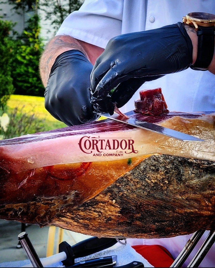 👉 Ever seen a cortador de jamón in action?
🇪🇸 It’s a master ham carver—trained to slice Spain’s famous jamón into paper-thin, melt-in-your-mouth perfection.
Would you try it fresh off the knife?
#ctbites #cteats #cteatsout #jamón
#jamoniberico #jamon #jamonibericodebellota #newhaven #nhv #visitct #wedding #cateringservice #ctcatering #weddingcatering #corporateevents