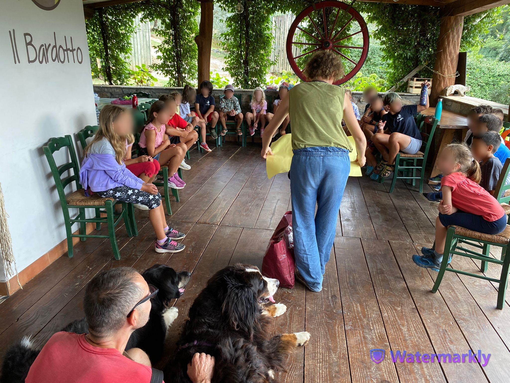 🐾 Oggi impariamo a conoscere melio il nostro migliore amico: un’esperienza educativa e affettiva per i bambini 🐶👧👦
Durante le attività di relazione con il cane, i bambini stanno vivendo un’esperienza unica e formativa: imparano come approcciarlo in modo adeguato, rispettando i suoi tempi e i suoi spazi.
Attraverso l’osservazione attenta, scoprono quali sono le zone in cui il cane gradisce essere toccato e imparano a riconoscere i segnali del suo corpo e del suo sguardo. Questo li aiuta a capire i suoi stati d’animo e a mettere in pratica comportamenti corretti, a beneficio di entrambi.
💛 Un percorso che sviluppa empatia, ascolto e consapevolezza, dove il rispetto diventa la base di una relazione autentica.
🙏 Grazie a @mifidodifido per questa fantastica esperienza, che arricchisce i bambini e insegna loro il valore della comunicazione gentile e del rispetto reciproco.
#ilbardotto #campiestivilucca #mifidodifido #attivitàconibambini