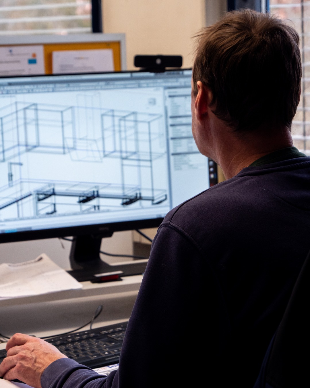 Was auf dem Bildschirm noch wie eine einfache Linienzeichnung wirkt, ist in Wahrheit der erste Schritt zu einem maßgefertigten Möbelstück. 🛠️
Mit viel Sorgfalt und Präzision planen wir jedes Detail digital, bevor in unserer Schreinerei aus der Idee ein greifbares, individuelles Möbelstück wird. 🪵
#SchreinereiWerthammer #Innenarchitektur #Praxisdesign #Raumgestaltung #Designkonzept #Linien #möbel #planungsbüro