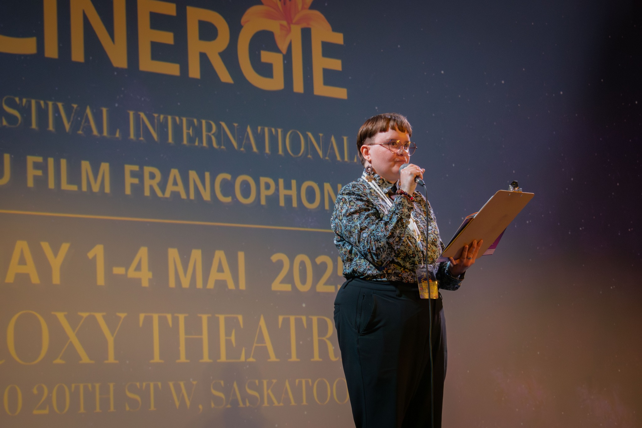 20 ans de CINERGIE! 20 ans de films, de rires, de souvenirs...
Mille mercis à la Fédération des Francophones de Saskatoon, l’équipe du Roxy Theatre, nos bailleurs de fonds, partenaires et commanditaires, nos comités, bénévoles et fidèles festivalier.ère.s, cinéastes, écoles, et toutes les personnes qui ont accompagné le Festival pendant ces sublimes 20 dernières années - sans vous CINERGIE n’existerait pas.
Un grand merci à Sébastien Rock qui fit jaillir l’étincelle du Festival lorsqu’il approcha la Fédération des Francophones de Saskatoon en 2005 avec l’idée d’organiser un festival de court métrage, qui a finalement abouti à CINERGIE.
Nous sommes très reconnaissant envers Éric Lefol qui s’est joint au projet en tant que consultant et organisateur de la première édition de CINERGIE en 2006, auquel 15 courts métrages et 4 longs métrages ont été présentés durant 2 jours.
Grâce au succès de la première édition, le personnel de la Fédération a pris la relève du Festival de 2007 à 2011. Par la suite la Fédération a créé un poste de direction du festival pour les années à venir, assumé par Tao Chamberlain (2011-2014), Benoit Goubot (2015-2018), Marie Franchin (2018-2020), Margo Leblanc (2020-2021), Corinne Dourlent (2021-2022) et Älva Jouband-Uusitalo (depuis 2022).
📷 Photos: Rene O'hÁinle @reverie.fever