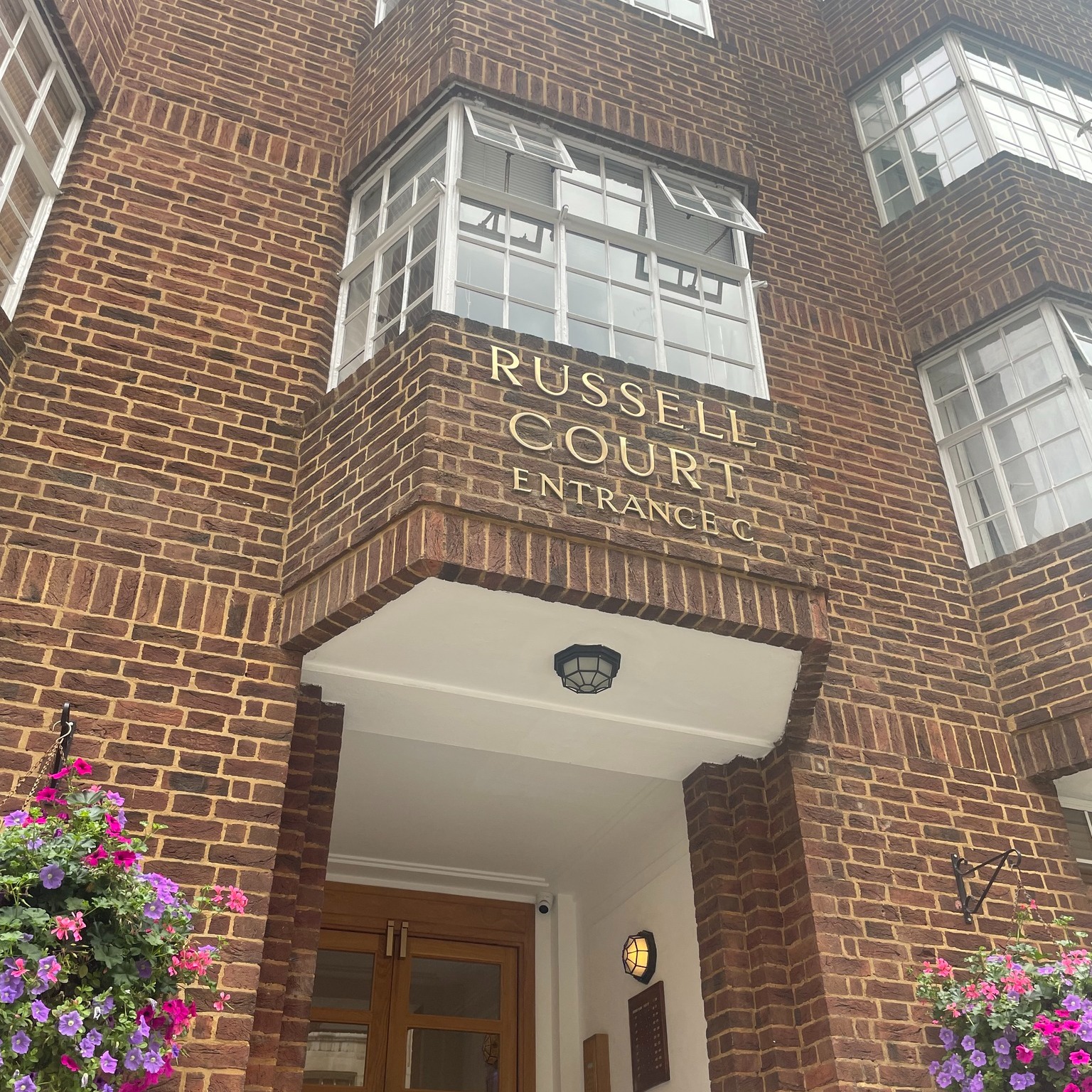 Sneak peek behind the scenes at Russell Court!
Weāve been on walkthroughs with the contractor, Collins and Ingleton Wood, and our client as the internal refurbishment of this iconic 1937 Bloomsbury landmark nears the finish line.
Designed by the architect behind BBC Broadcasting House, Russell Court is packed with history ā and itās looking better than ever.
Top floors? Looking stunning at snagging stage. Full reveal coming soon!