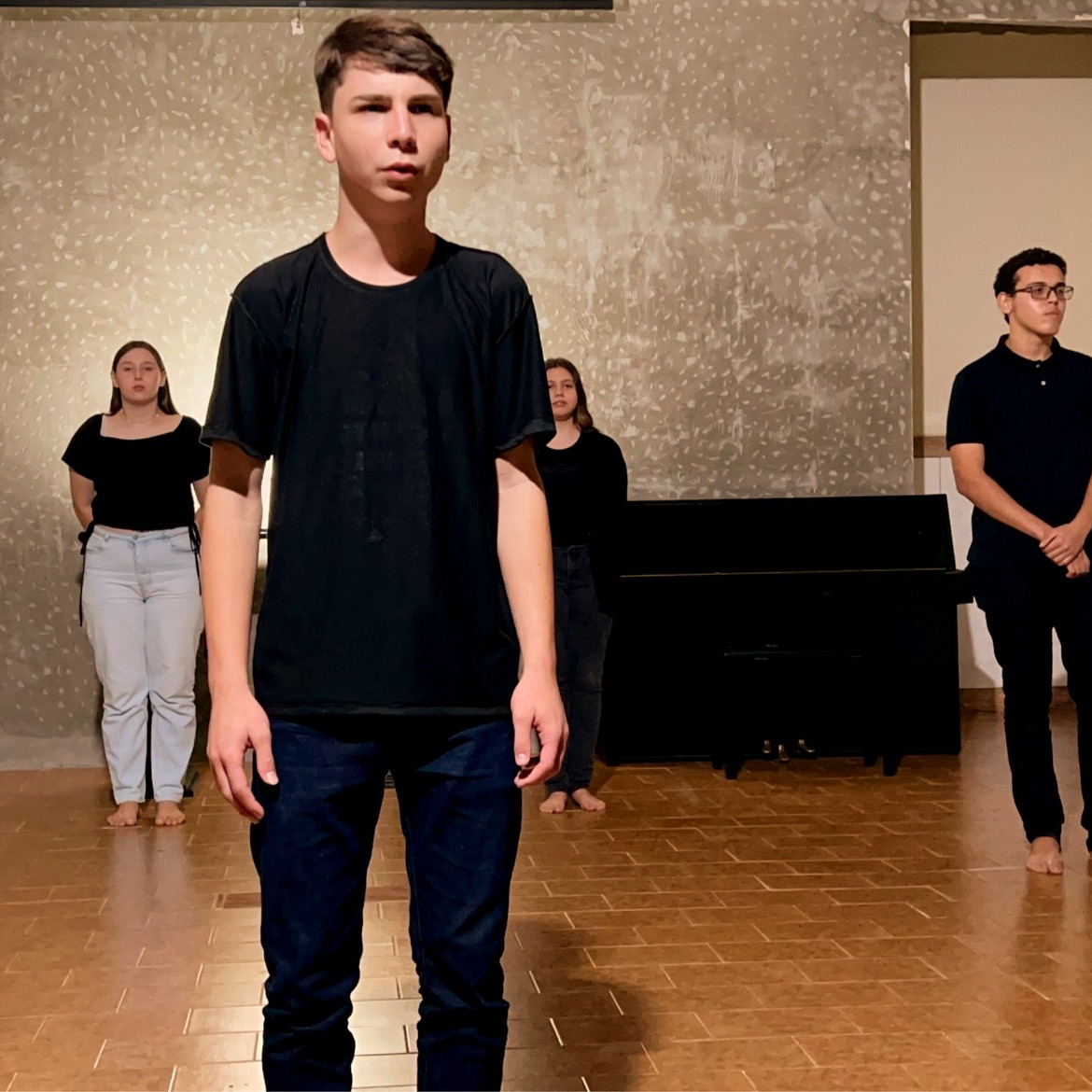 Diego não conhecia o mar. O pai, Santiago Kovadloff, levou o para que descobrisse o mar. Viajaram para o Sul. Ele, o mar, estava do outro lado das dunas altas, esperando. Quando o menino e o pai enfim alcançaram aquelas alturas de areia, depois de muito caminhar, o mar estava na frente de seus olhos. E foi tanta a imensidão do mar, e tanto seu fulgor, que o menino ficou mudo de beleza. E quando finalmente conseguiu falar, tremendo, gaguejando, pediu ao pai: — Me ajuda a olhar.
Essa e outras palavras da obra Livro dos Abraços, de Eduardo Galeano, foram declamadas pelos estudantes do curso de Liderança Comunitária da ADL, no dia 05 de julho, em uma noite dedicada à arte e à reflexão. A proposta foi buscar conexões entre os textos do autor e transformá-los em cenas teatrais, dando vida à “Noite dos Abraços”.
Além da homenagem literária, a programação também apresentou a trajetória e outras obras do escritor uruguaio, como As Veias Abertas da América Latina, que compõe a disciplina “Círculo de Cultura”. O encontro também contou com esquetes de humor e pequenas apresentações musicais e teatrais, mostrando o protagonismo e a criatividade da juventude.
Conforme destacou o estudante Danilo Strelhow: “Foi minha primeira vez que tive contato com uma obra de Galeano e participar de um teatro poético foi muito marcante. As músicas que escolhemos e os movimentos das cenas foram escolhas da turma. Ficou muito bonito.”
A Noite Cultural integra o conjunto de atividades artísticas promovidas pela ADL, reconhecida como Ponto de Cultura, que valoriza a arte como instrumento de convivência, formação cidadã e fortalecimento da identidade comunitária.