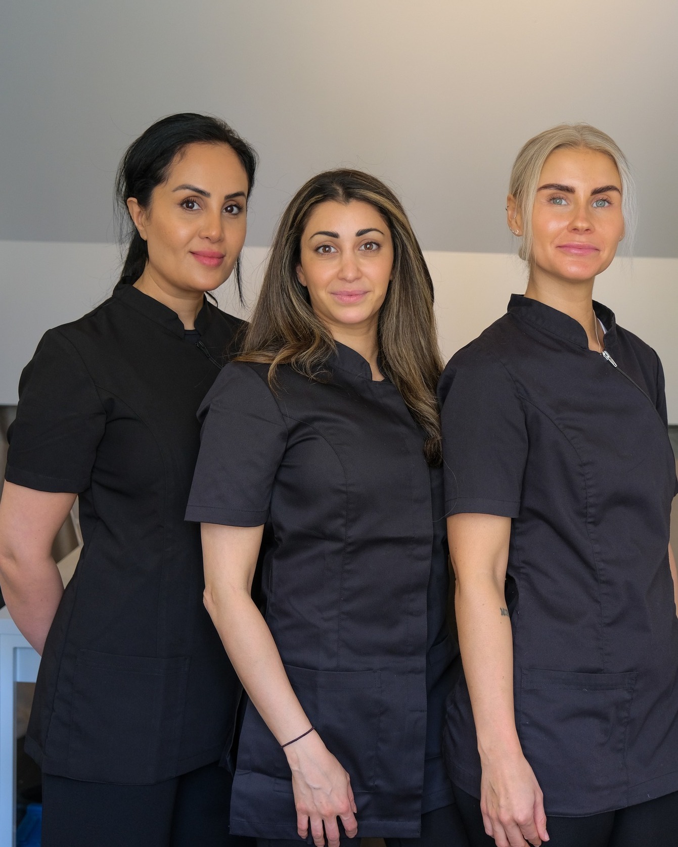 Nu är teamet på @beautylin.se tillbaka efter semestern – redo att skina på Villa Ed!
Nadin, vårt certifierade injektionsproffs, och våra hudvårdsexperter Emma & Amal – duon som fixar glow, fransar och det där lilla extra ✨
Är du sugen på fixa fransar & bryn, en ansiktsbehandling med riktig lyster eller naturliga botox/fillers? Hos Beautylin får du både trygghet och ett personligt bemötande 💆♀️💉💫
Vi på Villa Ed
Inredningsbutik @villaedinredning
Klädbutik @villaed_by_glozzy
Café & Bistro @cafevillaed
Frisörer @villaed.frisorerna
Injektionsbehandlare @beautylin.se
Kroppsvård & Massage @lindaholtzkroppsvard
Inemotion Psykologi @inemotionpsykologi
Keramik @lerkallan
Skulpturskogen Villa Ed