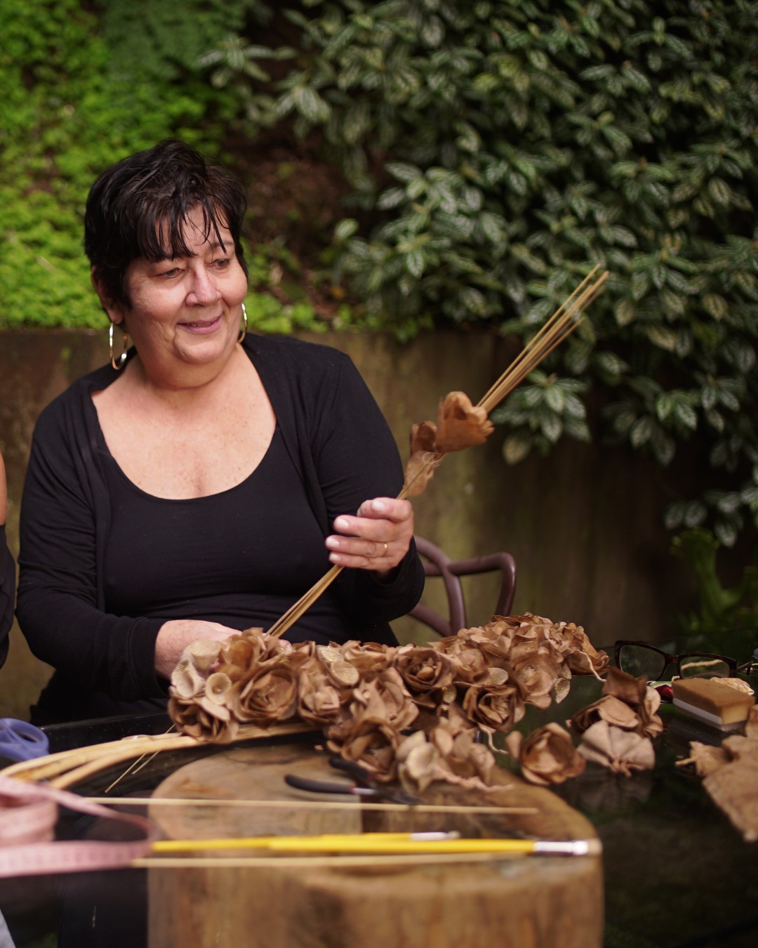 Dos descartes do cotidiano, a artesã @oberoslercristina cria beleza. Ela, que começou criando flores com filtros de café usados, expandiu seu olhar e hoje molda guirlandas, porta-guardanapos flores de lapelas, com muito talento. Seu trabalho nos lembra que a criatividade floresce na reinvenção e que reinventar faz parte da nossa missão de transformar o Brasil através da união entre o artesanato e o design.