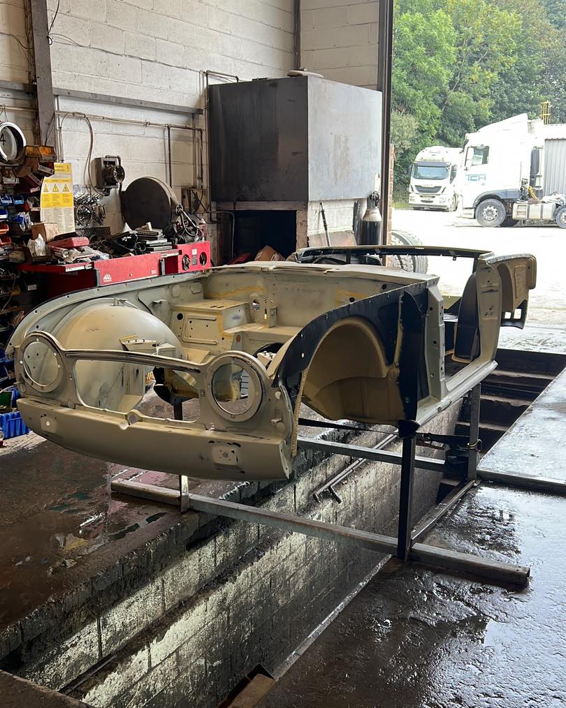 The colour has been chosen, Another Old English white car. The TR4 is well on its way now and it’s going to look great 👍🏻.
#hdrestorations #classiccarrestoration #classiccars #carrestoration #triumphtr4 #triumphtr