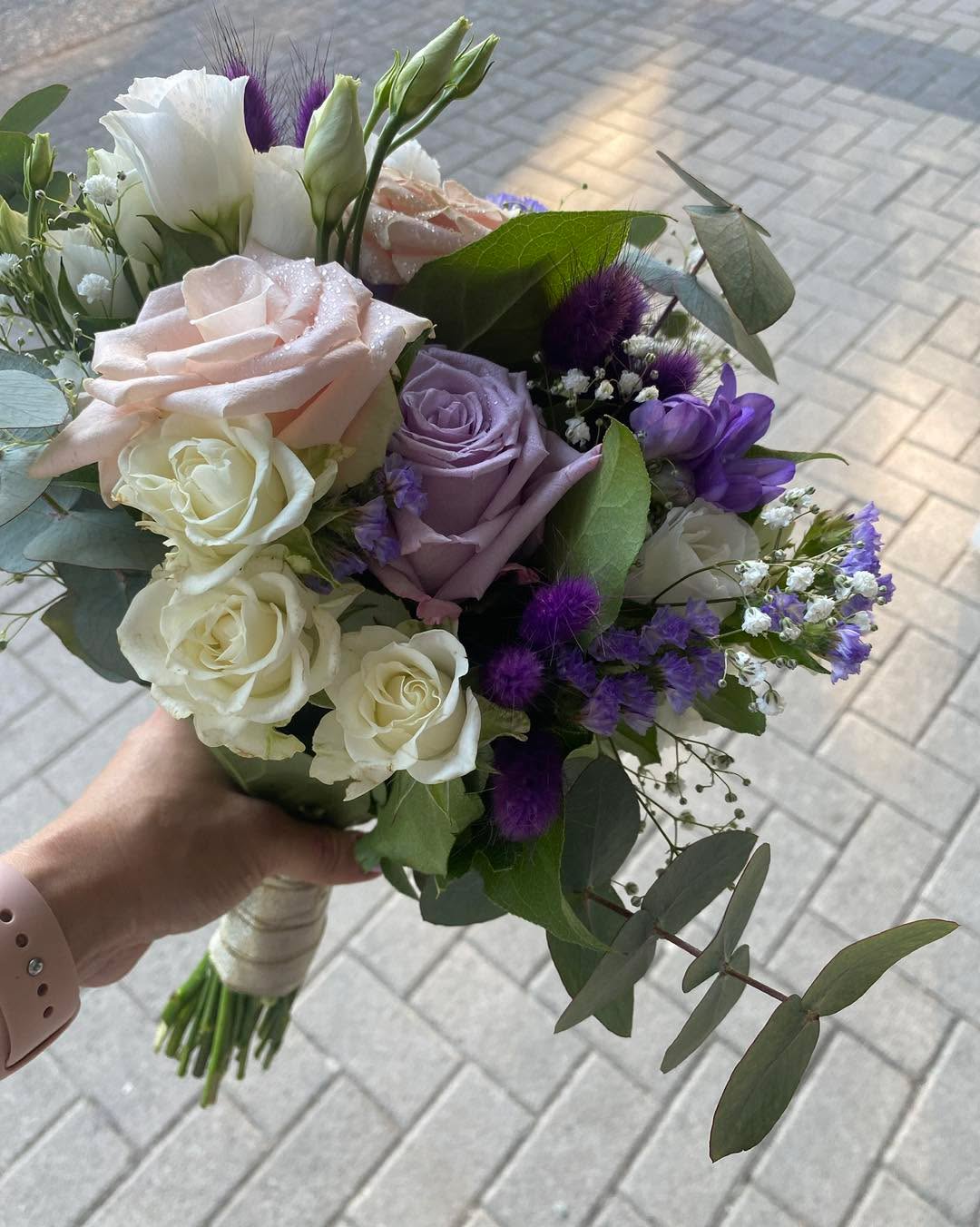 ✨ Mariage #3 du 05/07/2025 ✨
Quel bonheur d’avoir fleuri ce joli jour 💜🤍
Les mariés avaient choisi un univers parme & blanc, relevé de petites touches de fleurs séchées prune… une ambiance douce et élégante, à leur image.
💜 Un bouquet de mariée plein de tendresse
🤍 Des bracelets et des boutonnières pour accompagner leurs proches
💜 Des cages dorées fleuries pour les invités
🤍 Une table d’honneur majestueuse avec sa colonne en métal doré, boules de verre suspendues & bougies LED
💜 Et même le tableau de bienvenue avait sa petite touche fleurie, pour accueillir les convives dès leur arrivée.
Merci aux mariés pour leur confiance 💍
C’est toujours une émotion unique de voir nos fleurs accompagner tant d’amour 💕
#Mariage2025 #FleursAloderose #FleuristeAlsace #DécorationFlorale #ParmeEtBlanc