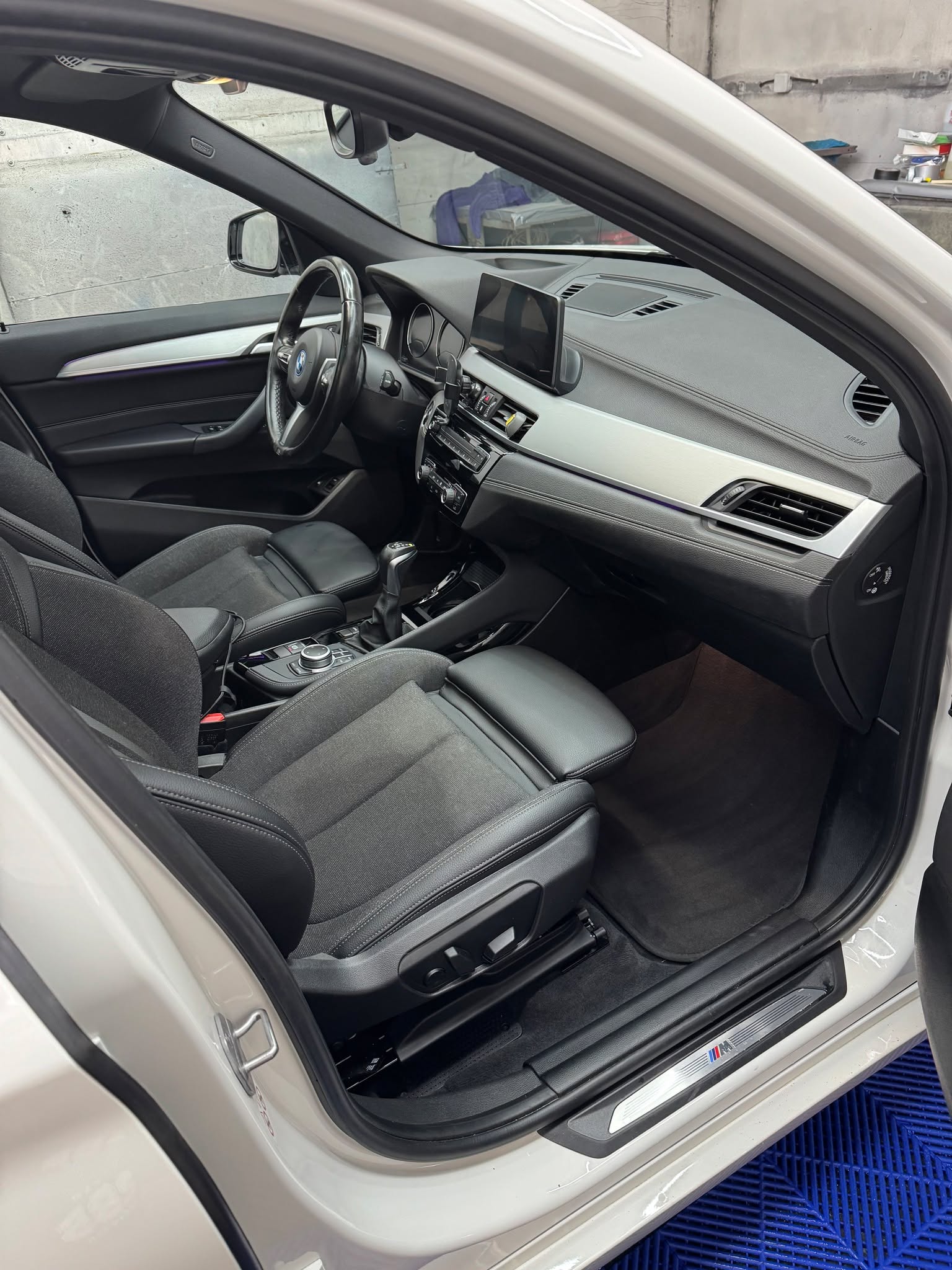 ✨ Avant / Après : une renaissance intérieure ✨
Dans notre centre de Verbier, ce BMW X1 a bénéficié de notre prestation Prestigieux.
Résultat 👉 un habitacle transformé : sièges, plastiques et moindres recoins ont retrouvé propreté et élégance 🧽🚘.
📍 EasycleanVS – Centre de Verbier
💎 Prestation Prestigieux | Nettoyage complet intérieur & extérieur
🔁 Swipe pour découvrir la transformation
#EasycleanVS #BMWX1 #Verbier #CarDetailing #AvantAprès #NettoyageAuto #Prestige #DetailingLuxe