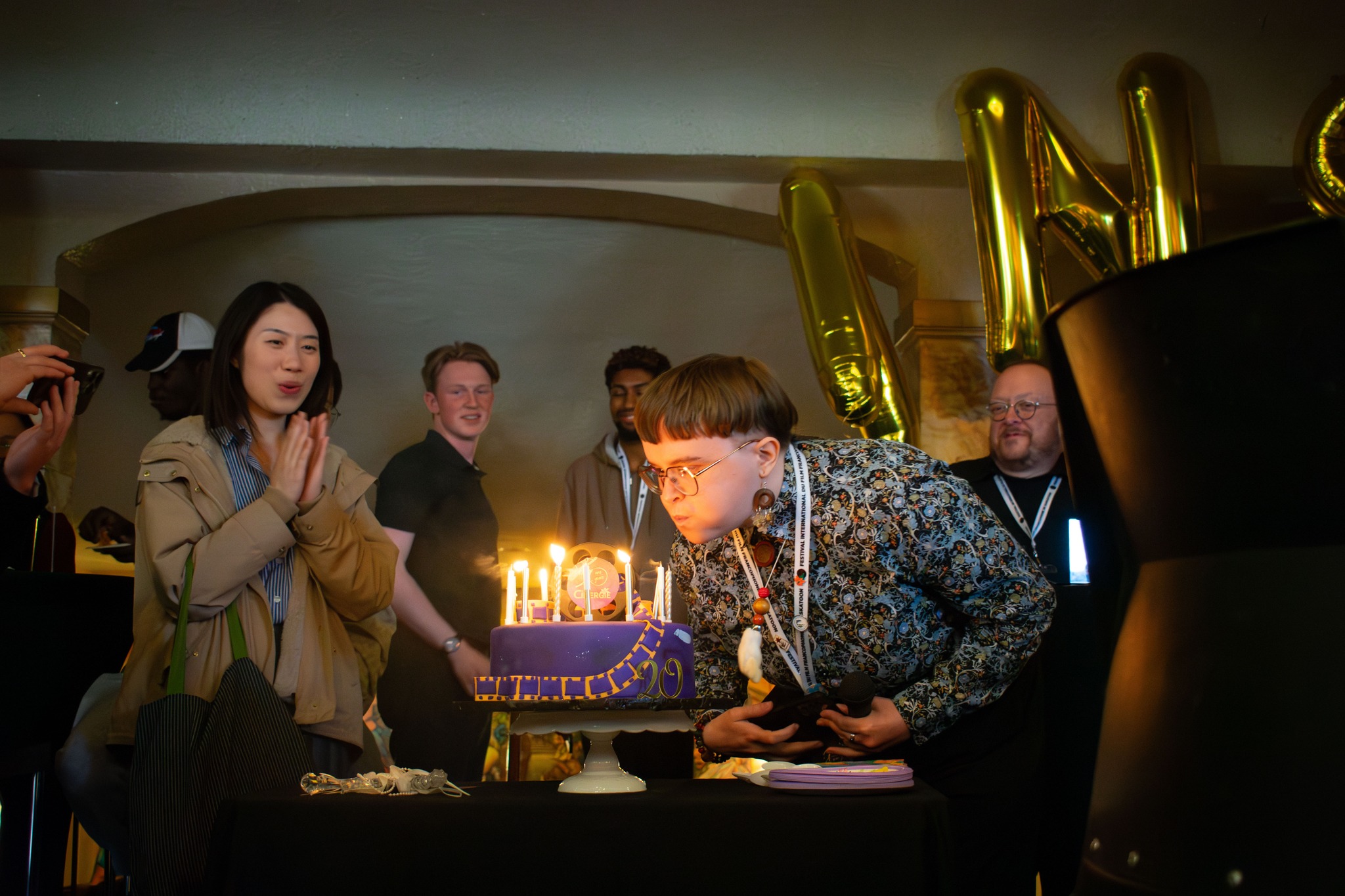 đ„ł C'est avec enthousiasme et reconnaissance que nous avons cĂ©lĂ©brĂ© la 20e Ă©dition du Festival International du Film Francophone de Saskatoon CINERGIE cette annĂ©e! Joyeux anniversaire Ă CINERGIE! đđ
âšđż Depuis ses modestes dĂ©buts en 2005, ce festival a Ă©voluĂ© considĂ©rablement en offrant une expĂ©rience riche, diverse et unique aux francophones en situation minoritaire de la Saskatchewan, ainsi qu'aux cinĂ©philes du public anglophone majoritaire. 20 ans de CINERGIE c'est aussi 20 ans de dĂ©couvertes, de souvenirs, de rencontres, d'esprit communautaire et de reprĂ©sentation francophone, autochtone, africaine, et LGBTQIA+ dâici et du monde entier, unis par la langue française. Nulle part ailleurs en province pouvons-nous trouver un festival dĂ©diĂ© Ă la cinĂ©matographie francophone et cela mĂ©rite dâĂȘtre cĂ©lĂ©brĂ©! đ„đ
đ€©đœ Au fil des annĂ©es, CINERGIE est demeurĂ© fidĂšle Ă son intention dâorigine de prĂ©senter des courts mĂ©trages. Le Festival est un tremplin pour prĂ©senter les Ćuvres des Ă©lĂšves et cinĂ©astes en herbe francophones de la Saskatchewan, notamment en offrant des ateliers de courts mĂ©trages et dâanimation en volume. CINERGIE est aussi un rendez-vous dâĂ©change unique entre le public local et des cinĂ©astes de la francophonie.
đ· Photos: Rene O'hĂinle @reverie.fever
đ En prĂ©sence de Ălva Jouband-Uusitalo, direction du Festival ; Sylvie Clairefond, prĂ©sidente par interim de la FĂ©dĂ©ration des francophones de Saskatoon ; Hang Pham, directrice de la FĂ©dĂ©ration des francophones de Saskatoon ; Eric Lefol, consultant et organisateur de la premiĂšre Ă©dition de CINERGIE ; Serge Cloutier, Premier chef de contenu, ICI Saskatchewan Radio-Canada ; Guy Boutin, chef de la production originale, Unis TV
đđ° GĂąteau par @snackalotfoods