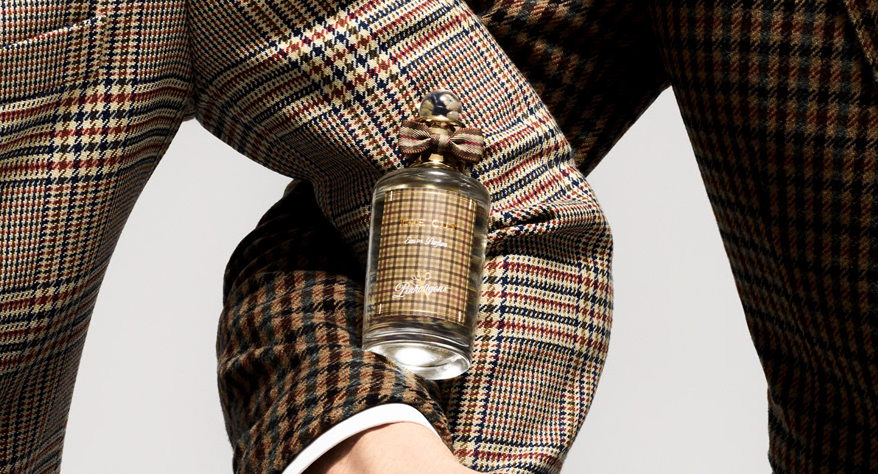 🧥 The Cut – @penhaligons
Eleganza sartoriale in forma olfattiva.Ispirato alla precisione di Savile Row, The Cut è una reinterpretazione moderna della classica fougère: tagliente, raffinata, maschile.
👃 Piramide olfattiva:
✨ Note di testa: Basilico, Lavanda, Menta
🌿 Note di cuore: Cipresso, Balsamo di abete, Salvia sclarea
🌲 Note di fondo: Legno di cedro
Ogni nota è cucita con maestria, come un abito su misura. Il risultato? Un profumo deciso, fresco e sofisticato, perfetto per l’uomo contemporaneo che ama distinguersi con stile.
📍 Disponibile su profumerialorenzi.it
🔹 @profumerialorenzi – Milano, il riferimento della profumeria artistica.
#TheCut #Penhaligons #P#profumerialorenzi #FragranzeDiNicchia #NichePerfume #FougèreModerna #Milano #parfumes #bottegastorica