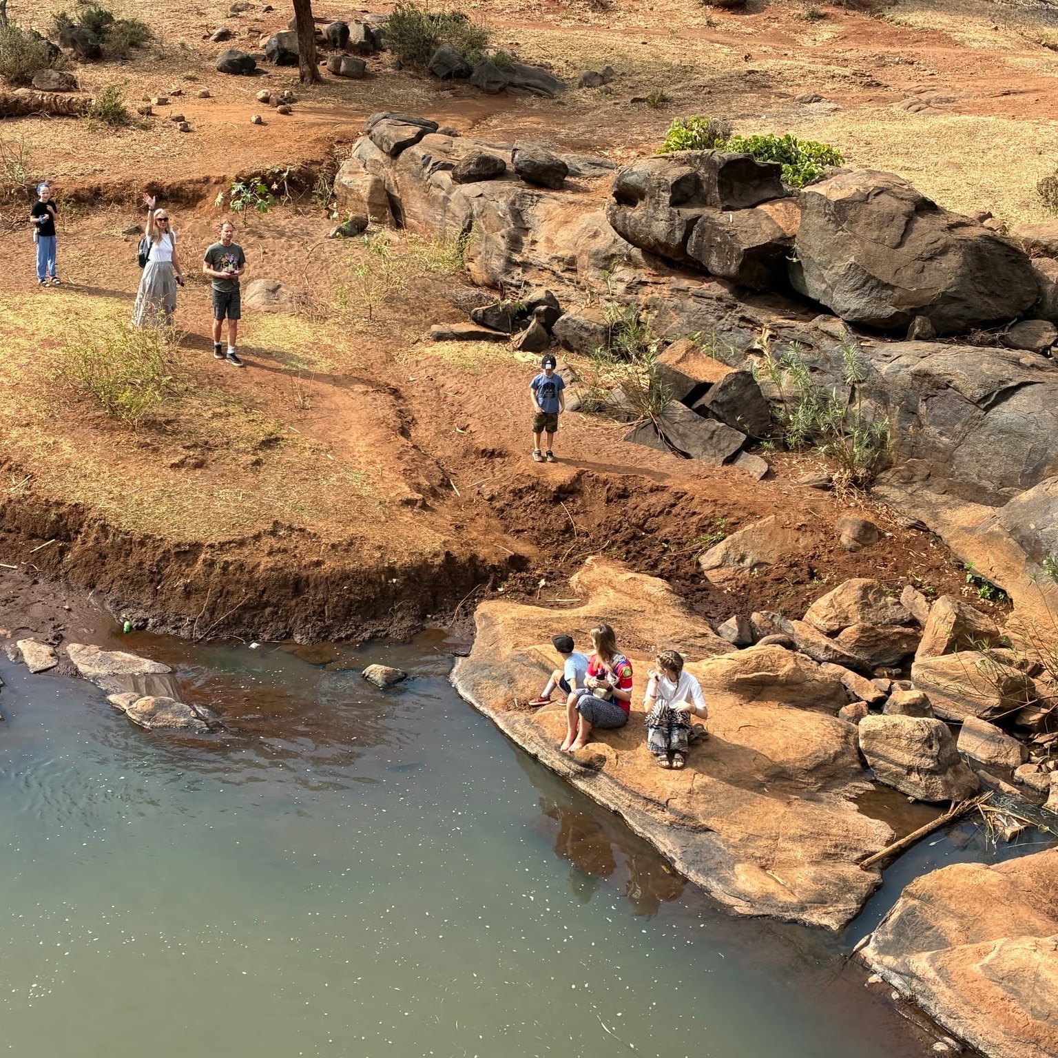 Our recent Kenya visit.... down by the river - a favourite spot! Always most humbling when precious gifts are presented by those we are assisting - a chicken from a uni student we are sponsoring and a bag of green grams from his mum. 🙏
#hopethrougheducation #childsponsorship #poverty #kenya #kajuki #education #africa #water