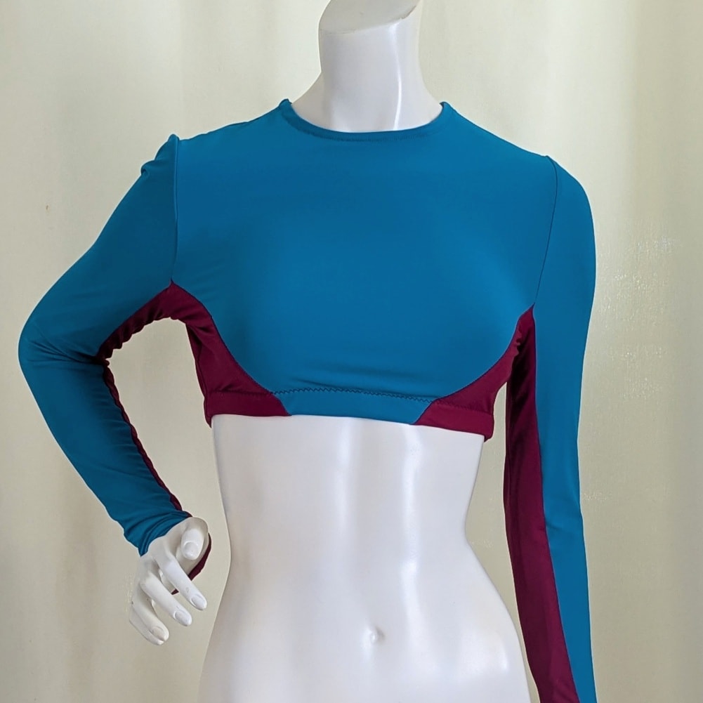 Happy workout Wednesday! I'm crushing my fitness goals, I've done two ten minute workouts this week and I've scheduled a few more. Thanks going to the lady who ordered this long-sleeved active wear crop top.
Making this for someone made me realize I do not workout enough and I definitely do not have workout attire. For me it's usually a t-shirt and tights, so this order provided a lot of inspiration for my mini workouts. What's your go-to workout outfit ? Let me know in the comments!
💪
#WorkoutWednesday #CustomMade #FitnessMotivation #Activewear #GymStyle #FitGoals