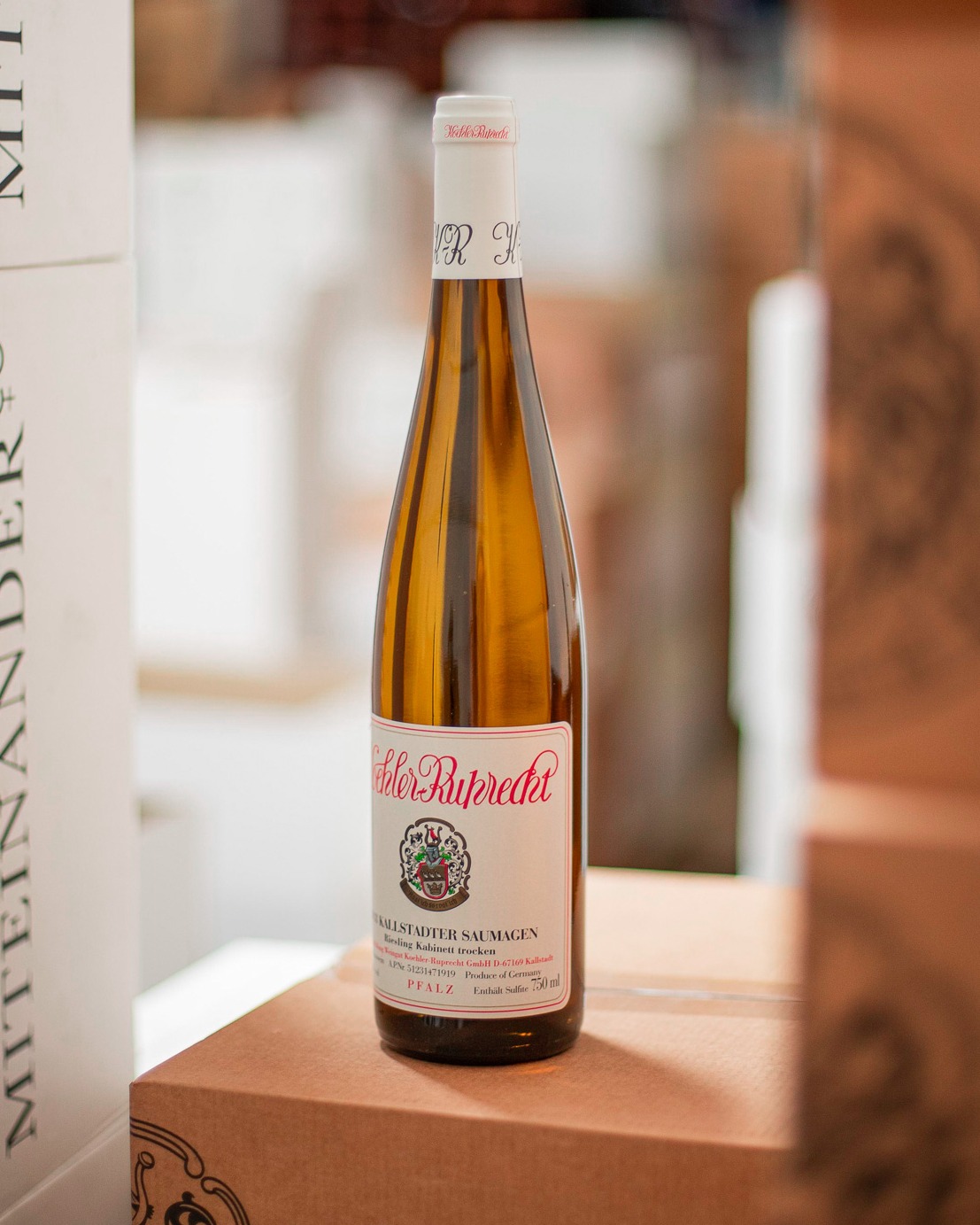 La uva Riesling es, sin duda, una de las variedades más apreciadas cuando llega el verano, ya que combina frescura, aromas vibrantes y una acidez natural que la convierte en un vino ligero y elegante para los días más cálidos.
Entre nuestras referencias se encuentra el Kallstadter Riesling Spätlese Trocken, procedente de la región del Palatinado en Alemania, donde el clima fresco y los suelos minerales dan lugar a un vino seco de gran personalidad, con matices de fruta blanca y un final limpio y refrescante.
Selecciona vinos de calidad con nosotros 🍷
#vinotecatierra #distribuidoradevinos #vinos #riesling