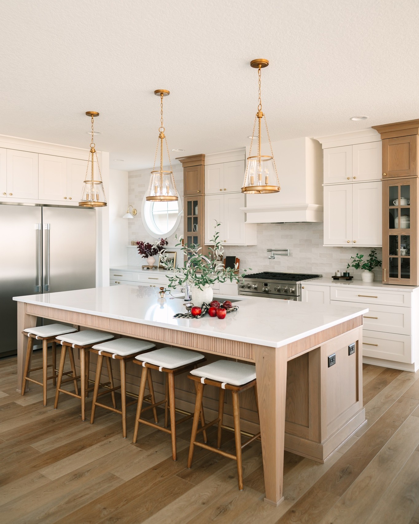 Bright, welcoming, and ready for gathering!
This island was made for mornings with coffee and evenings with friends.
#dynastyhomes #customhomebuilder #iowahomes #desmoines #luxuryhomes #homeinspo #dreamhome
