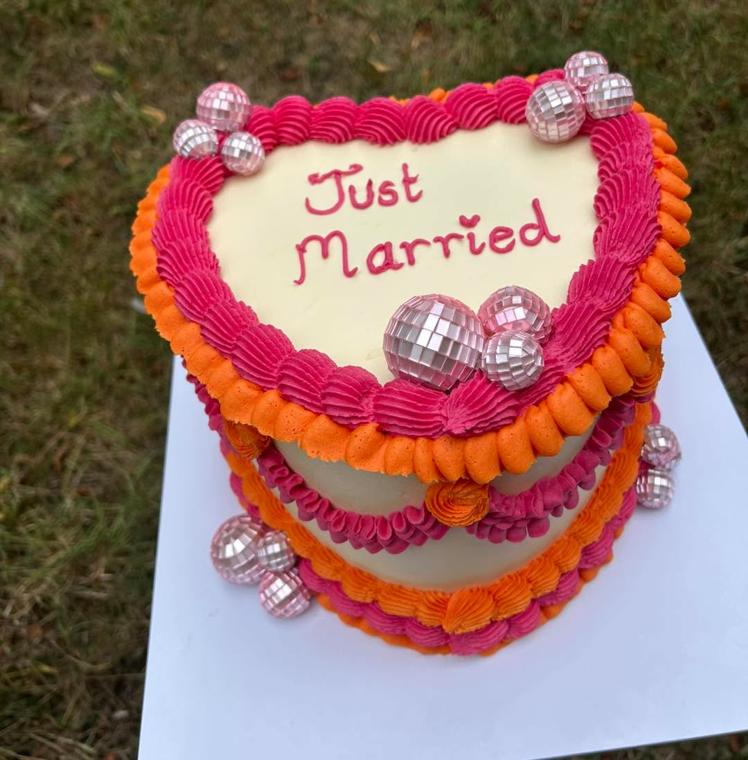 This time last week I had the absolute honour of making my best friends wedding cake!
Thank you for trusting me with a part of your day!
Love you guys!
#weddingcake #pinkandorangecake #funweddingcakes #pinkweddingcake #cakemaker #quirkyweddingcake #vintagecake #vintagepiping #lambrethcake #heartcake #discocake
