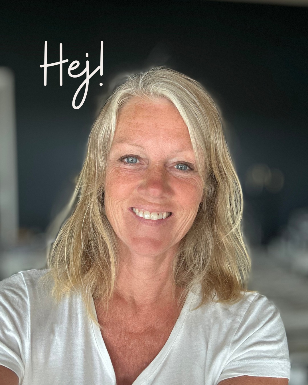 Hej! Jag har länge tänkt att jag vill berätta här om vem jag är, men jag har inte hittat rätt sätt, har bara fastnat. Var ska jag börja - och hur kan jag ge en bild av vem jag är på 2.200 tecken?
Jag har aldrig tyckt om att känna mig begränsad. Trots att jag alltid älskat att läsa och skriva och svenska var ett av de ämnen i skolan jag verkligen tyckte om, så avskydde jag uppsatsskrivandet. Någon bestämde vad jag skulle skriva om och jag skulle dessutom göra det på tid. Jag får rysningar bara jag tänker på det.
Kanske är Instagram inte ”min kanal”…? Förutom teckenantalet känner jag mig ibland överväldigad av alla budskap som regnar över mig när jag öppnar appen och helt matt av alla quick fixes och enkla lösningar. Samma ansikten gapar högljutt om att deras väg är den enda rätta och hela min kropp drar ihop sig och jag vill kasta telefonen över altanräcket och skrika ”TYST!”
Men då dyker det upp ett inlägg som talar till mig på djupet och är exakt vad jag behöver höra nu. Det som hjälper mig att komma vidare. Det som fördjupar och tänjer på mina gränser, det som är så mind-blowing att det tiltar hela min värld, det som får mig att känna djup förundran. För det finns så mycket som är sant och vackert här och kanske handlar det mer om vilken frekvens jag själv befinner mig i och vad jag väljer att se.
Bokälskarna som delar sin kärlek till berättelser som berör dem i hjärtat, skaran av ofrivilligt barnlösa som håller varandra i sorgen, alla som delar med sig av sin väg till läkning av kropp och själ, alla som sårbart delar med sig av utmaningarna med att vara människa, av glädjen och förundran. De som ger, för att de vill ge.
Och det är ju det jag vill – ge. Dela mitt ljus, min magi, min medicin, det som väcker känslor och får mig att brinna, de frågor jag bär på som för mig djupare och högre. Jag vill ge, för jag kan bara hitta och behålla det när jag ger bort det.
Är det formatet eller jag själv som stoppar mig? Jag är en vulkan med ett ständigt pyrande, bubblande flöde av brinnande, lysande lava i mitt inre som jag längtar efter att dela. Jag måste bara börja, så nu gör jag det. Vem är jag? Början på berättelsen kommer i nästa inlägg.
Vem är du?