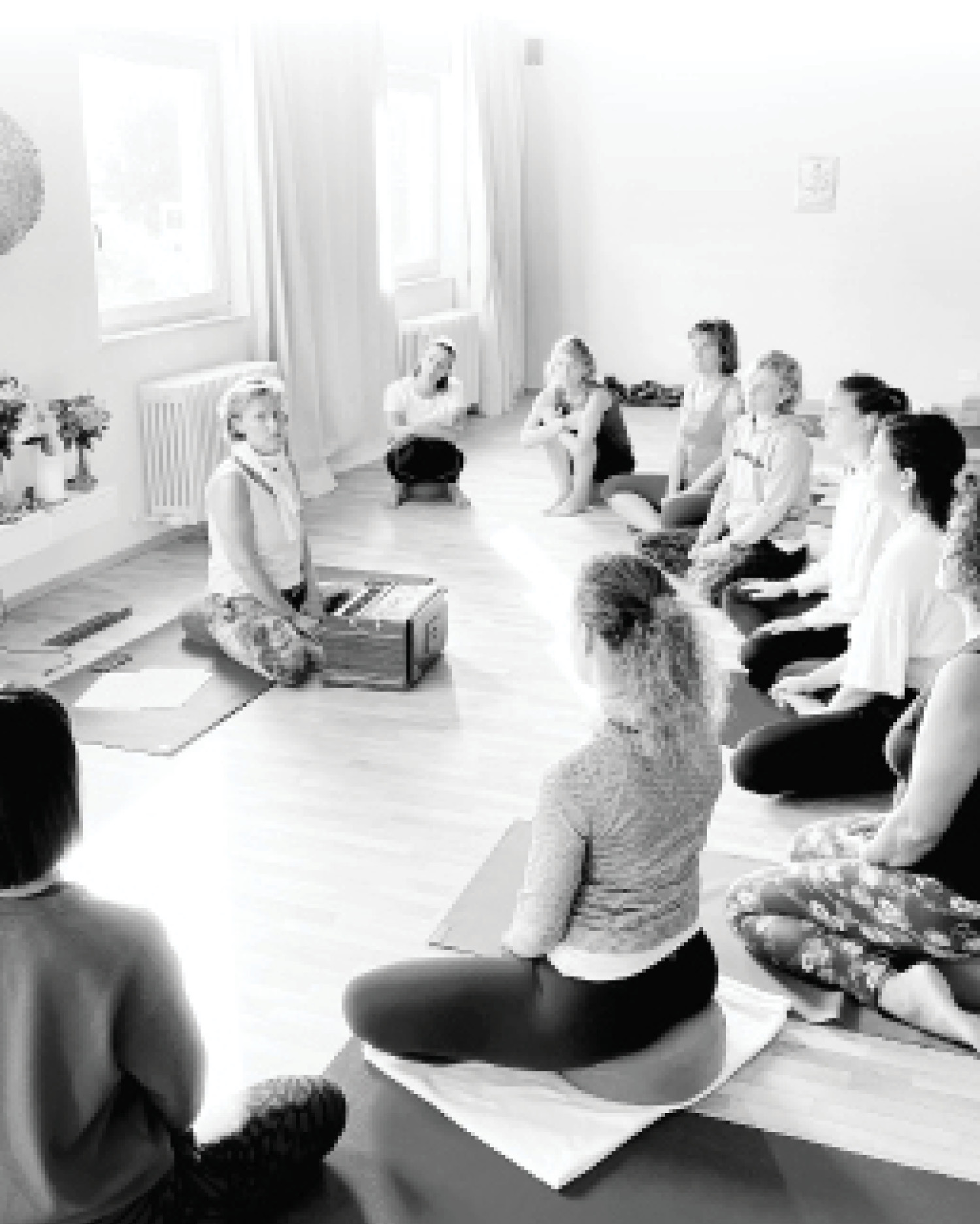 Übst du Yoga? Wenn nicht, FANG AN!!!
Es gibt viele gute Gründe mit Yoga anzufangen! Die meisten kommen weil sie was brauchen wo sie "mal wieder runter kommen" oder weil sie "so steif geworden" sind.
Doch Achtung, hier ein paar Risiken und Nebenwirkungen des Yoga:
Egal was dein Anfangsgrund ist, wenn du bleibst merkst du bald, dass der Effekt viel größer ist, und sich die gute Erfahrung die der Körper macht, auf den Geist und dein seelisches Wohlbefinden auswirkt.
Und nach einiger Zeit des steten Übens merkst du, dass du dich veränderst - du beginnst authentischer zu werden. Wundere dich nicht wenn du dein Leben dann neu ausrichtest 😆
🫶 Viel Spaß dabei