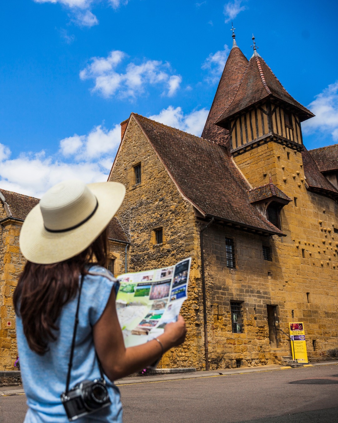 đ Marcigny
De la pierre, du bois, et des détails qui racontent une histoire...
Vous reconnaissez ce bĂątiment avec ces drĂŽles de boules sur les murs ?
L'architecture du musĂ©e de la Tour du Moulin nous Ă©tonnera toujours đ€©
đ· SL Studiophoto / DSL71 Robert-Famy Guillaume
#Loireenvie #Patrimoine #Bourgogne #Saoneetloire #architecture