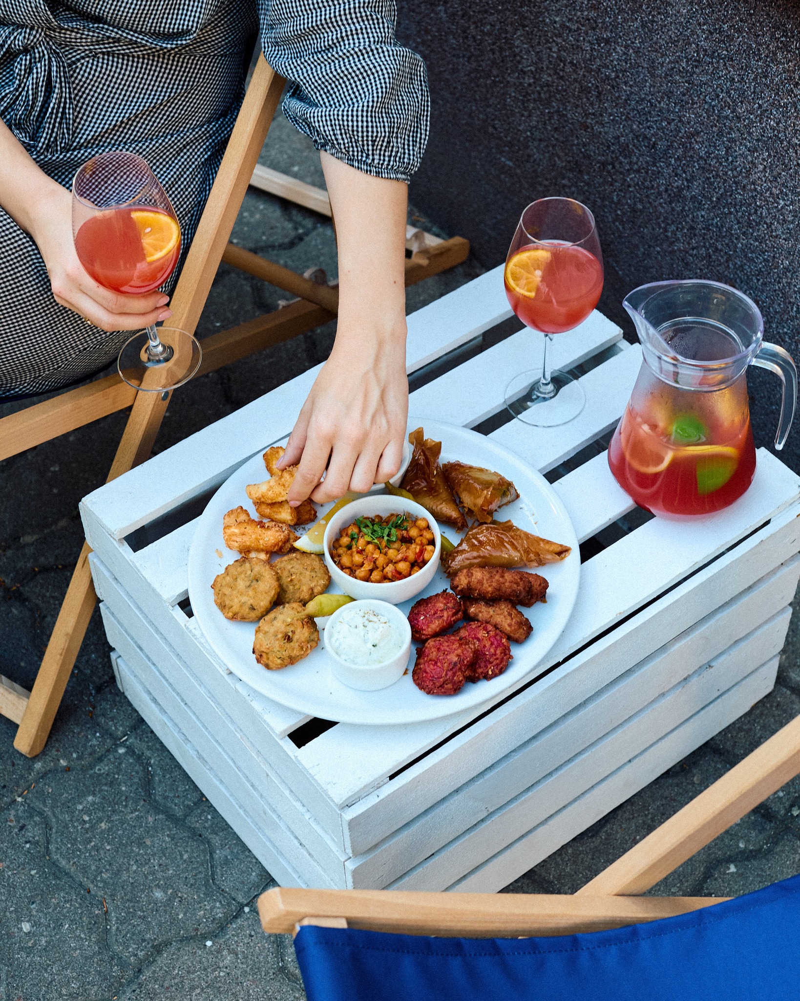 Leżaki, domowa, orzeźwiająca sangria i greckie mezedes, czyli letni zestaw idealny!
Usiądź w ogródku, zamów Zesti Mezedes i poczuj, jak robi się błogo 💙