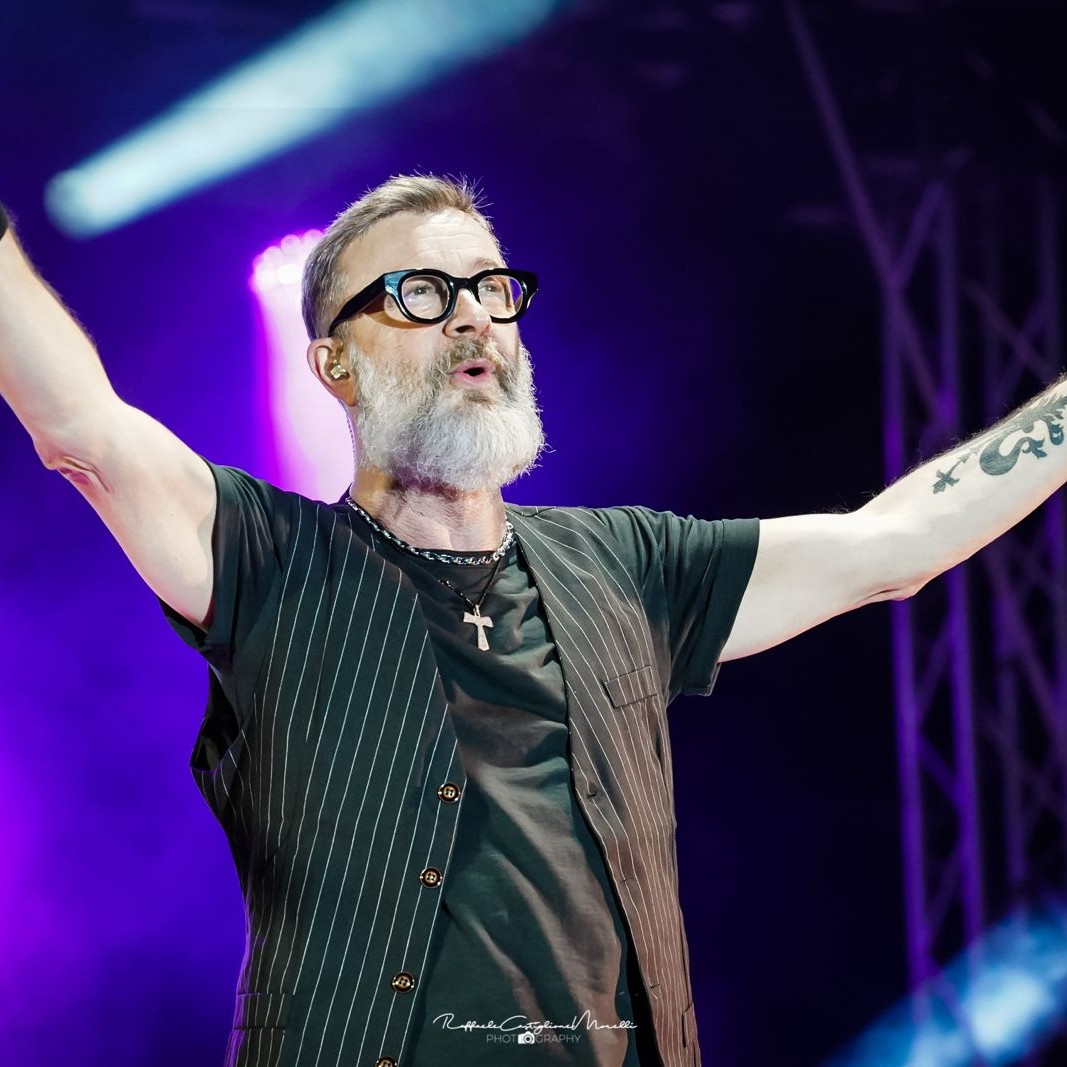 Ieri sera a Tagliacozzo abbiamo condiviso una serata che porterò nel cuore.
Grazie!
Ph @raffaelecastiglionemorelli.ph
#MarcoMasini #CiVorrebbeAncoraIlMare
@friendsandpartners @momyrecords @concerto.official @rtl1025 @birindelliauto