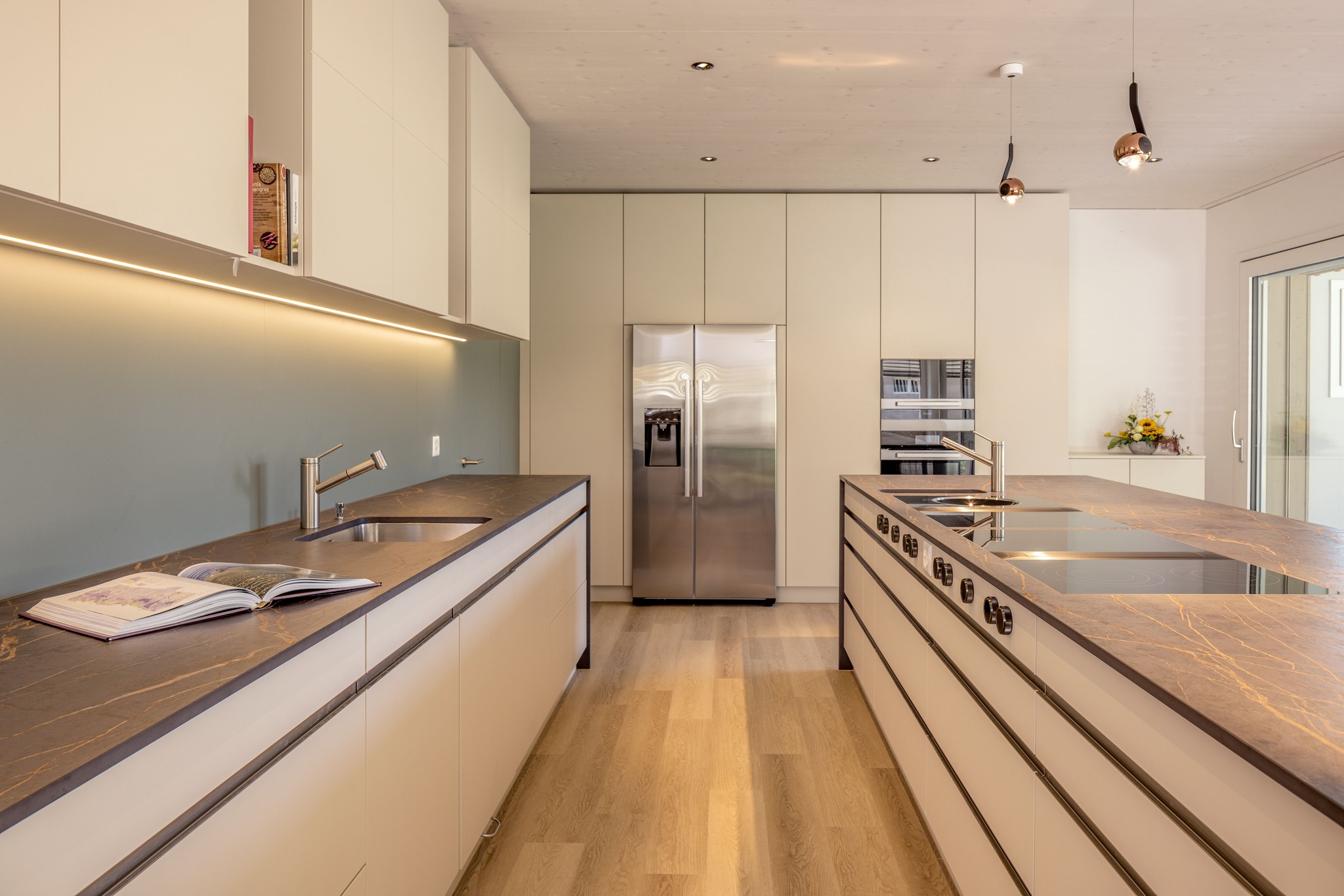 ✨ Küche, Badezimmer, Schränke - alles harmonisch aufeinander abgestimmt. Ein Wohnkonzept aus einem Guss, das Ruhe und Klarheit ausstrahlt.