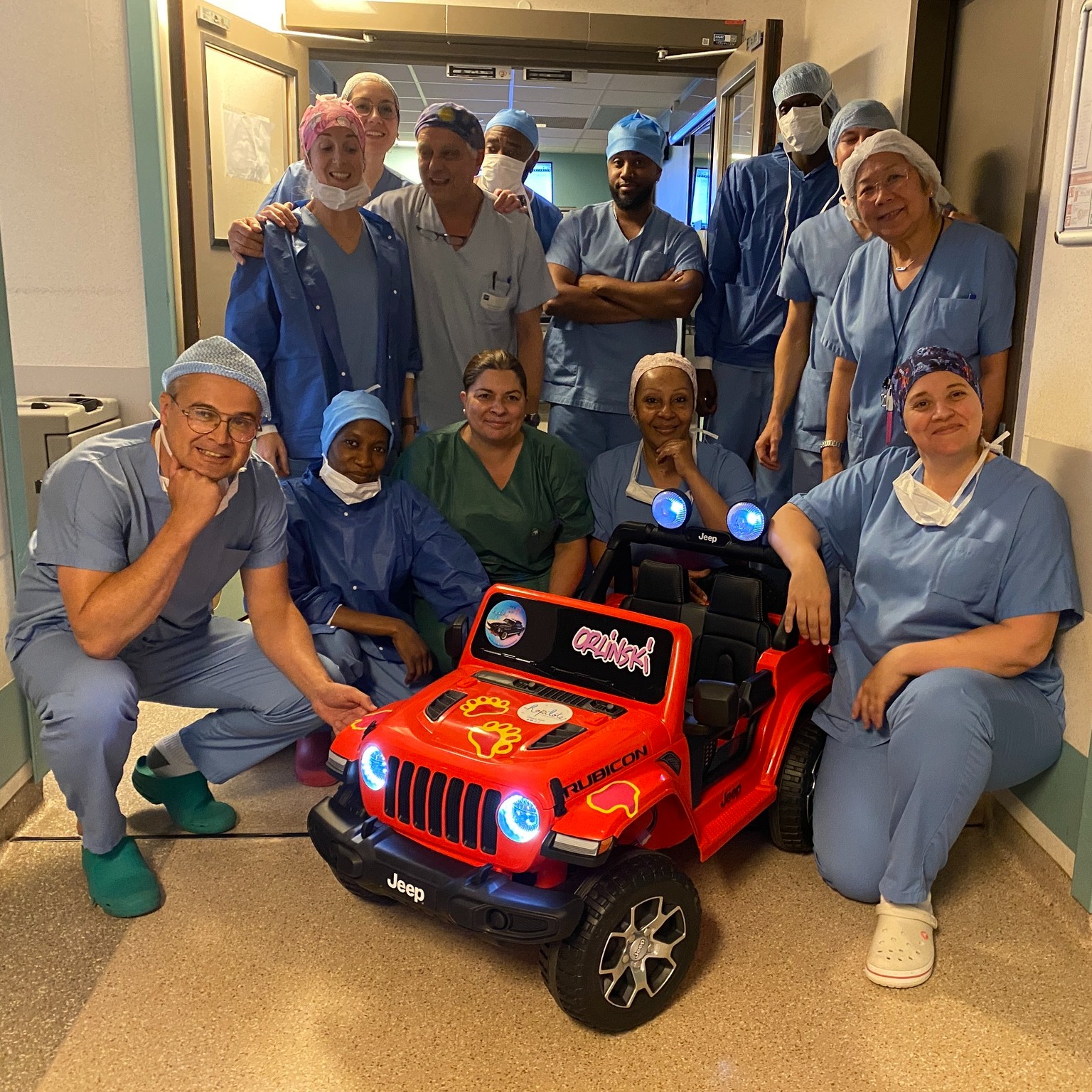 🚗 Une belle surprise pour nos jeunes patients! 🌟
Nous avons eu la chance de recevoir une voiture électrique grâce à l'opération @hopilote . Cette voiture nous a été offerte par l'association Dauphin Handicap, décorée par @richardorlinski 🎨 et offerte grâce au soutien généreux de Jean-Pierre Gagick . 🙏
Cette petite voiture viendra apporter un moment de joie et de réconfort aux enfants opérés dans notre établissement. 💙
Un immense merci à tous les partenaires de cette opération solidaire 👏
#hopilote #enfant #voiture #voituredesport #enfantheureux #hopital #pédiatrie #clinique #villesaintmaur