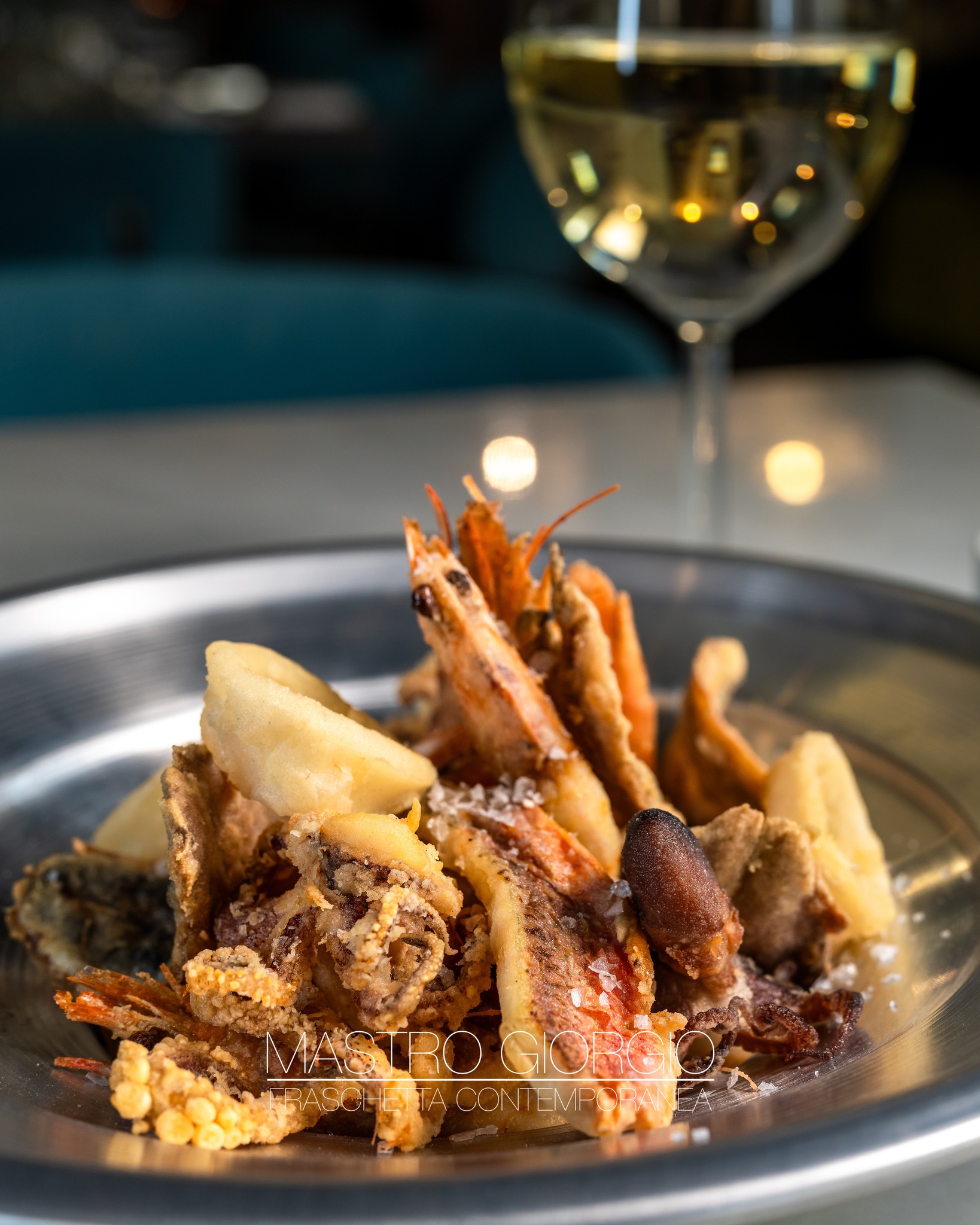 𝑭𝒓𝒊𝒕𝒕𝒖𝒓𝒊𝒏𝒂 𝒅𝒆𝒍 𝑻𝒊𝒓𝒓𝒆𝒏𝒐: 𝑼𝒏’𝒊𝒎𝒎𝒆𝒓𝒔𝒊𝒐𝒏𝒆 𝒏𝒆𝒍 𝒈𝒖𝒔𝒕𝒐.
𝐿𝑎 𝑛𝑜𝑠𝑡𝑟𝑎 “𝐹𝑟𝑖𝑡𝑡𝑢𝑟𝑖𝑛𝑎 𝑑𝑒𝑙 𝑇𝑖𝑟𝑟𝑒𝑛𝑜” 𝑒̀ 𝑢𝑛𝑎 𝑓𝑟𝑖𝑡𝑡𝑢𝑟𝑎 𝑚𝑖𝑠𝑡𝑎 𝑑𝑖 𝑝𝑒𝑠𝑐𝑎𝑡𝑜 𝑚𝑒𝑑𝑖𝑡𝑒𝑟𝑟𝑎𝑛𝑒𝑜 𝑡𝑖𝑝𝑖𝑐𝑜 𝑑𝑒𝑙𝑙𝑎 𝑐𝑜𝑠𝑡𝑎 𝑙𝑎𝑧𝑖𝑎𝑙𝑒: 𝑡𝑟𝑖𝑔𝑙𝑖𝑎, 𝑎𝑙𝑖𝑐𝑖, 𝑚𝑜𝑠𝑐𝑎𝑟𝑑𝑖𝑛𝑖, 𝑔𝑎𝑚𝑏𝑒𝑟𝑖 𝑟𝑜𝑠𝑎 𝑒 𝑐𝑎𝑙𝑎𝑚𝑎𝑟𝑖. 𝑃𝑒𝑠𝑐𝑒 𝑓𝑟𝑒𝑠𝑐𝑜, 𝑖𝑛𝑓𝑎𝑟𝑖𝑛𝑎𝑡𝑜 𝑒 𝑓𝑟𝑖𝑡𝑡𝑜 𝑐𝑜𝑚𝑒 𝑑𝑎 𝑡𝑟𝑎𝑑𝑖𝑧𝑖𝑜𝑛𝑒, 𝑠𝑒𝑟𝑣𝑖𝑡𝑜 𝑐𝑎𝑙𝑑𝑜 𝑒 𝑐𝑟𝑜𝑐𝑐𝑎𝑛𝑡𝑒.
𝐿𝑜 𝑎𝑐𝑐𝑜𝑚𝑝𝑎𝑔𝑛𝑎𝑛𝑜 𝑎 𝑢𝑛𝑎 𝑚𝑎𝑖𝑜𝑛𝑒𝑠𝑒 𝑎𝑙 𝑟𝑎𝑓𝑎𝑛𝑜 𝑐ℎ𝑒 𝑝𝑜𝑟𝑡𝑎 𝑢𝑛𝑎 𝑛𝑜𝑡𝑎 𝑓𝑟𝑒𝑠𝑐𝑎 𝑒 𝑑𝑒𝑐𝑖𝑠𝑎, 𝑙𝑒𝑔𝑔𝑒𝑟𝑚𝑒𝑛𝑡𝑒 𝑝𝑖𝑐𝑐𝑎𝑛𝑡𝑒, 𝑐𝑎𝑝𝑎𝑐𝑒 𝑑𝑖 𝑝𝑢𝑙𝑖𝑟𝑒 𝑖𝑙 𝑝𝑎𝑙𝑎𝑡𝑜 𝑒 𝑖𝑛𝑣𝑖𝑡𝑎𝑟𝑒 𝑎𝑙 𝑚𝑜𝑟𝑠𝑜 𝑠𝑢𝑐𝑐𝑒𝑠𝑠𝑖𝑣𝑜.
𝐸̀ 𝑢𝑛 𝑝𝑖𝑎𝑡𝑡𝑜 𝑠𝑒𝑚𝑝𝑙𝑖𝑐𝑒, 𝑐ℎ𝑒 𝑟𝑖𝑐ℎ𝑖𝑎𝑚𝑎 𝑙’𝑎𝑡𝑚𝑜𝑠𝑓𝑒𝑟𝑎 𝑑𝑒𝑙𝑙𝑒 𝑡𝑎𝑣𝑜𝑙𝑒 𝑑𝑖 𝑚𝑎𝑟𝑒, 𝑡𝑟𝑎 𝑖𝑙 𝑝𝑜𝑟𝑡𝑜 𝑒 𝑙𝑎 𝑠𝑝𝑖𝑎𝑔𝑔𝑖𝑎, 𝑙𝑒 𝑝𝑎𝑠𝑠𝑒𝑔𝑔𝑖𝑎𝑡𝑒 𝑠𝑢𝑙 𝑚𝑜𝑙𝑜 𝑡𝑟𝑎 𝑖 𝑝𝑒𝑠𝑐ℎ𝑒𝑟𝑒𝑐𝑐𝑖 𝑜𝑟𝑚𝑒𝑔𝑔𝑖𝑎𝑡𝑖, 𝑑𝑜𝑣𝑒 𝑖𝑙 𝑔𝑢𝑠𝑡𝑜 𝑑𝑒𝑙 𝑝𝑒𝑠𝑐𝑒 𝑟𝑒𝑠𝑡𝑎 𝑝𝑟𝑜𝑡𝑎𝑔𝑜𝑛𝑖𝑠𝑡𝑎.
@fradeatails
𝐈𝐧𝐟𝐨 𝐞 𝐏𝐫𝐞𝐧𝐨𝐭𝐚𝐳𝐢𝐨𝐧𝐢
📍 Via Alessandro Volta 36, Testaccio, Roma
📞 06 5741369
🌐 Prenota ora: Link in BIO!
#MastroGiorgio #Fritturina #PesceFritto #CucinaDiMare #FritturinaDelTirreno #Testaccio #RomaRistoranti #CucinaRomana #Tradizione #GustoItaliano #SaporiDiMare #FoodieRoma #CenaARoma #PesceFresco #VilleggiaturaDelGusto