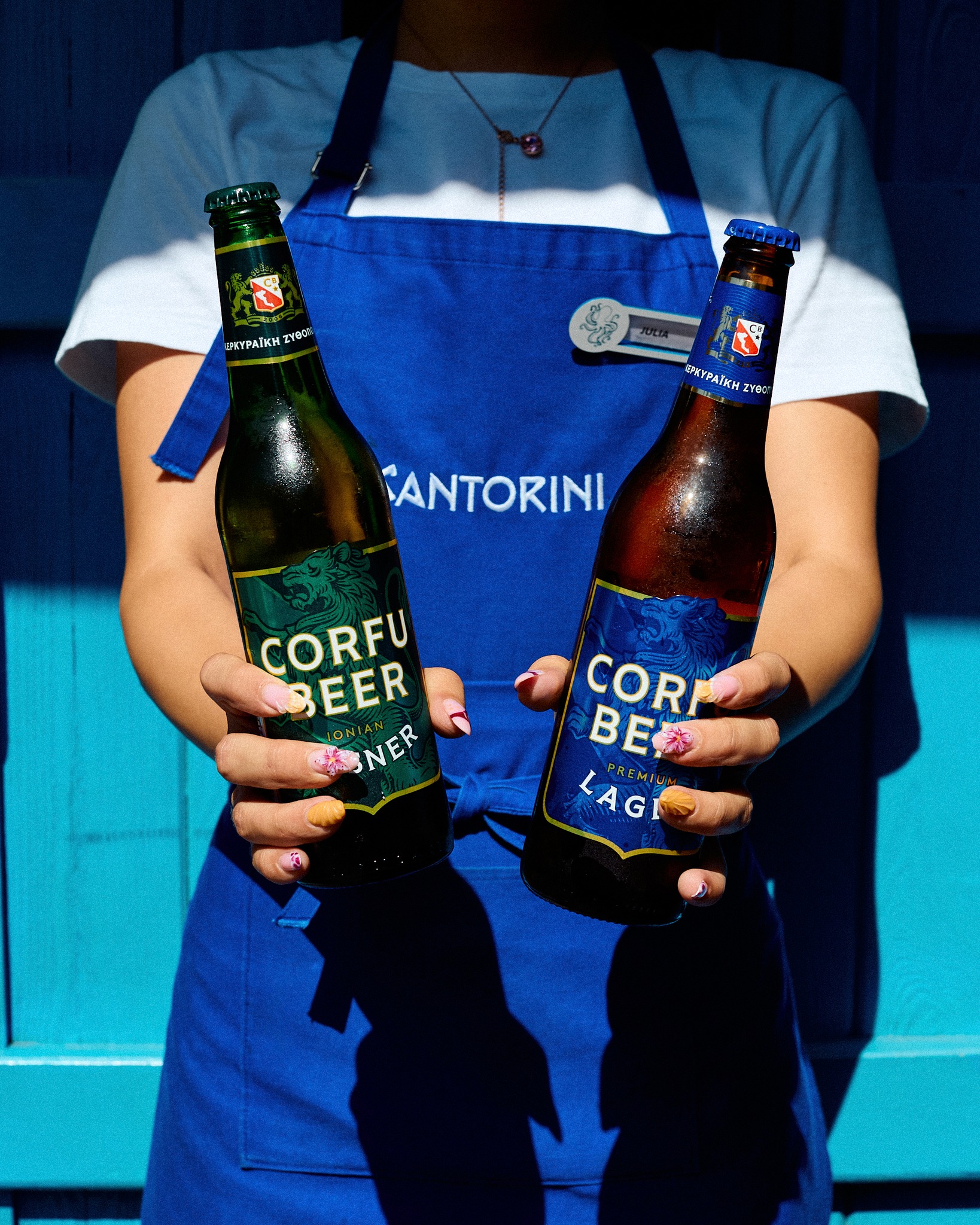 Wpadnij do Santorini na greckie piwo prosto z Korfu, coś pysznego do zjedzenia i odrobinę greckiego luzu w środku miasta! 🇬🇷🍺