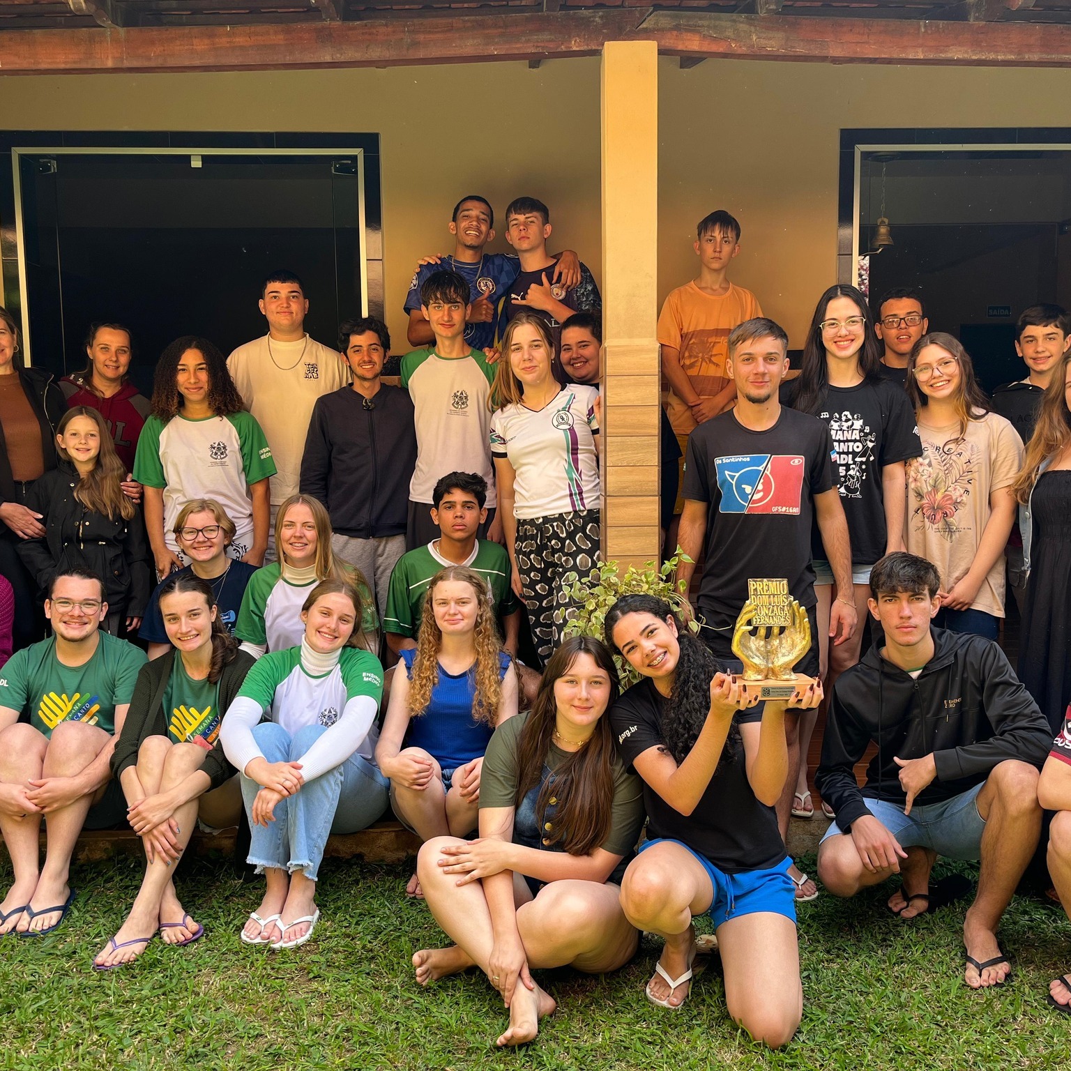 A ADL foi uma das instituições homenageadas com o Prêmio Dom Luís Gonzaga Fernandes 2025, a mais importante honraria de direitos humanos concedida no Espírito Santo. A cerimônia aconteceu na quarta-feira (20), no Palácio Anchieta, em Vitória, e contou com a presença do governador Renato Casagrande, além de autoridades e representantes da sociedade civil.
Em sua 21ª edição, o prêmio já reconheceu mais de cem pessoas e instituições que se destacaram na defesa da justiça social, dos direitos humanos e do cuidado com o meio ambiente. Neste ano, além da ADL, foram homenageados Vera Nacif (In Memorian), Mariana Zucarello (In Memorian), Deborah Sabará, Fayda Belo, a Associação Amor e Vida e o Centro Cultural Eliziário Rangel.
O presidente da ADL, Sidney Retz, recebeu o troféu em nome da ADL e destacou que a conquista representa a caminhada coletiva construída ao longo dos anos. A premiação reafirma o nosso papel em inspirar vidas e fortalecer comunidades por meio da convivência, da educação e da ação social.
O Prêmio Dom Luís Gonzaga Fernandes foi instituído pela Lei Estadual nº 7.844, de 25 de agosto de 2004, como forma de reconhecer quem luta pela justiça social, pelos direitos humanos e pela preservação premiodomluis.es.gov.br