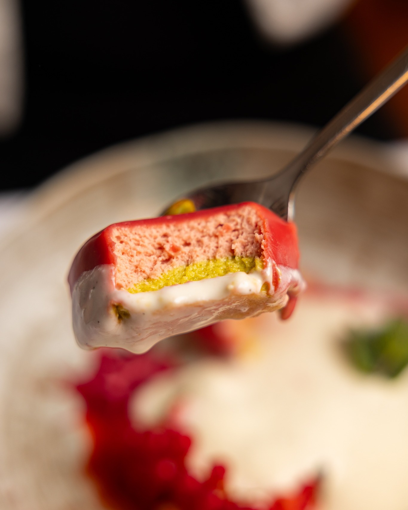 Unsere Desserts wechseln saisonal – und alle haben eins gemeinsam: nie zu süß, immer mit Twist. Ein kleiner Abschluss, der ein Lächeln zaubert. 🍰🥰
#wecreatesmiles
#dessertliebe #ef16restaurant #fleischmarkt16 #viennaeats #viennarestaurant #finefoodvienna #viennawinebar #viennagarden #sommerwien #foodwithheart #viennacreatives #viennadinner #afterworkvienna #wecreatesmiles