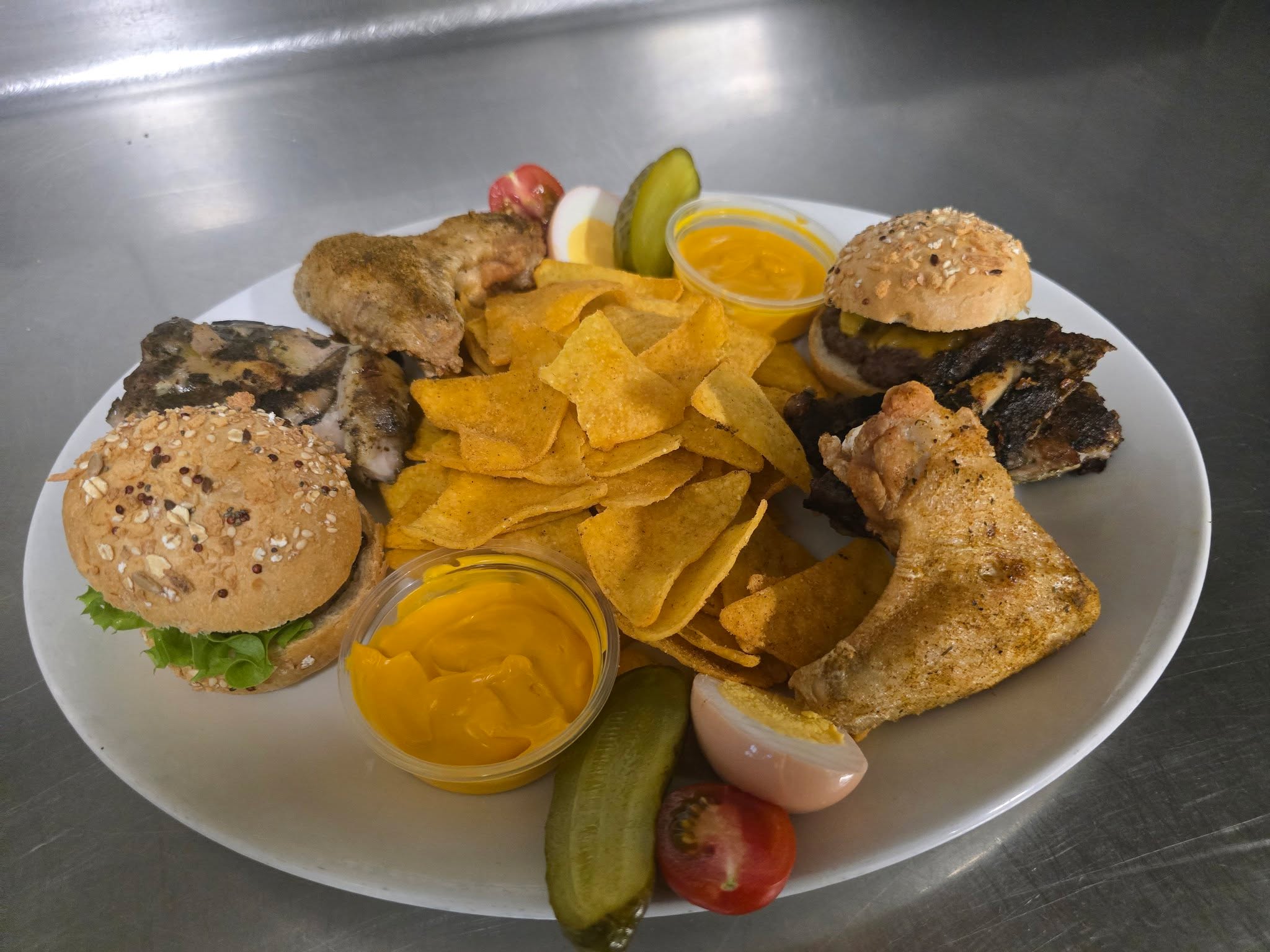 🥳🍴 Neu auf unserer Karte: Die Sharing Plate im NewYorkCafe! 🎉
Perfekt für den kleinen Hunger oder zum Teilen mit Freunden – vollgepackt mit allem, was glücklich macht:
🍔 Mini-Burger
🍗 Chicken Wings
🔥 Spareribs
🌮 Nachos
Ob als Vorspeise oder einfach zum Snacken – die Sharing Plate ist genau das Richtige, um zusammen zu geniessen. 😍🙌
#SharingPlate #NewYorkCafe #FoodToShare #BurgerLove #Fingerfood #reinach