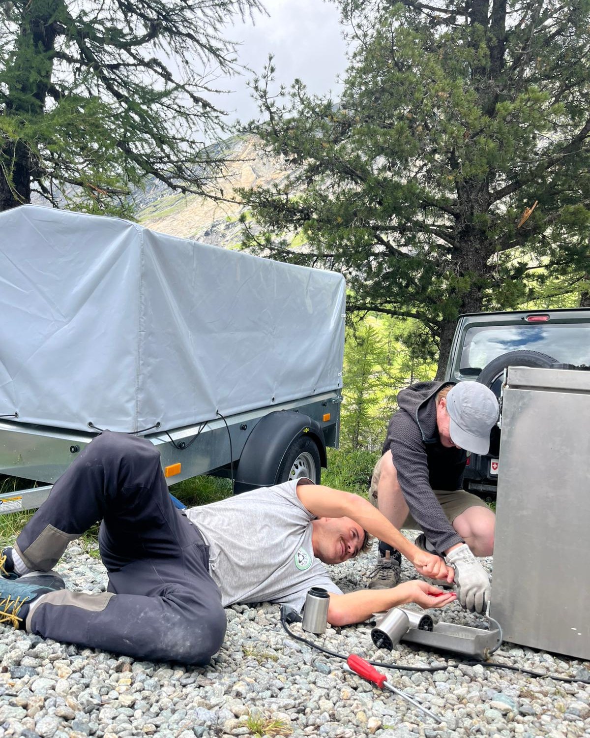 Not the most glamorous office, but no matter what, the job still gets done 💪 Lying on stones and twisting into awkward positions, the VG team always goes all in to make logistics seamless and keep our clients’ lives as easy as possible 🙌
-------
Ce n'est pas le bureau le plus glamour, mais quoi qu'il arrive, le travail est toujours fait 💪 Allongés sur des pierres et se contorsionnant dans des positions inconfortables, l'équipe VG se donne toujours à fond pour assurer une logistique fluide et faciliter au maximum la vie de nos clients 🙌
#Verbier #Logistics #VerbierGreen #JobDone #TeamEffort
