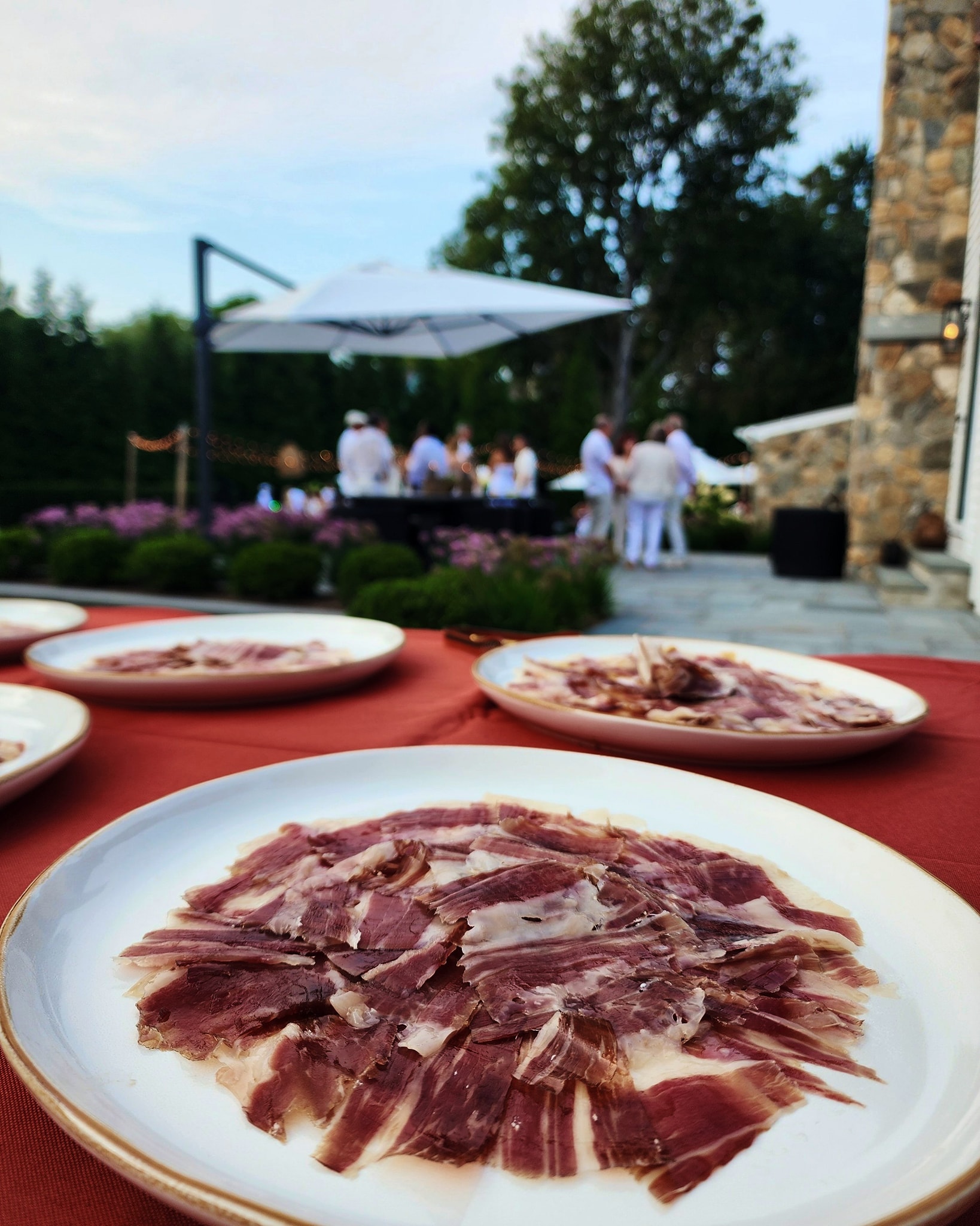 Your event deserves more than the ordinary.
Our cortador service adds refined elegance and a one-of-a-kind culinary experience your guests will talk about long after the night ends.
A beautiful pairing for weddings, milestone celebrations, and upscale gatherings.
📩 Contact us to reserve your date — availability is limited.